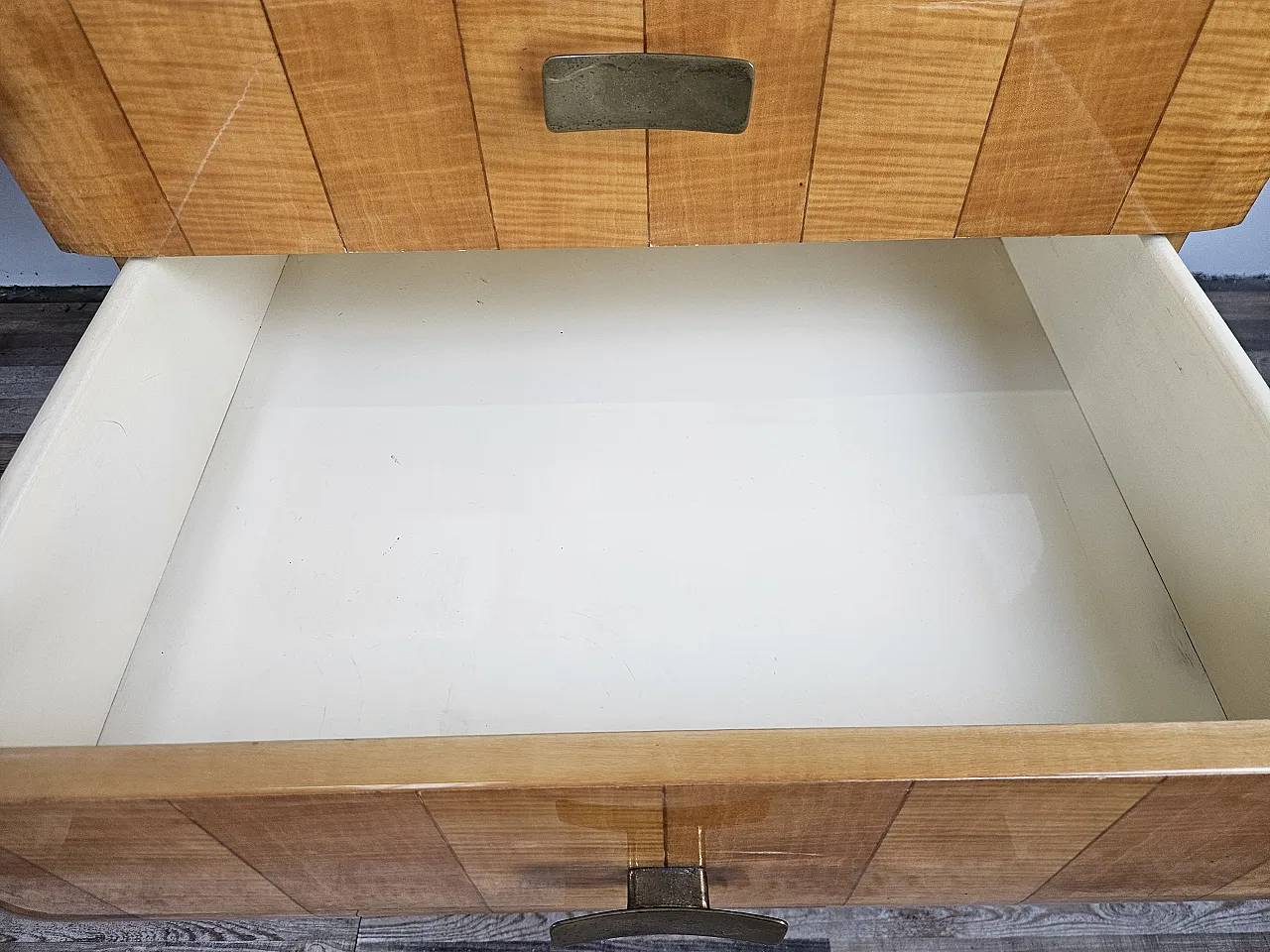 Italian chest of drawers Mid Century in maple and brass, 1950 15