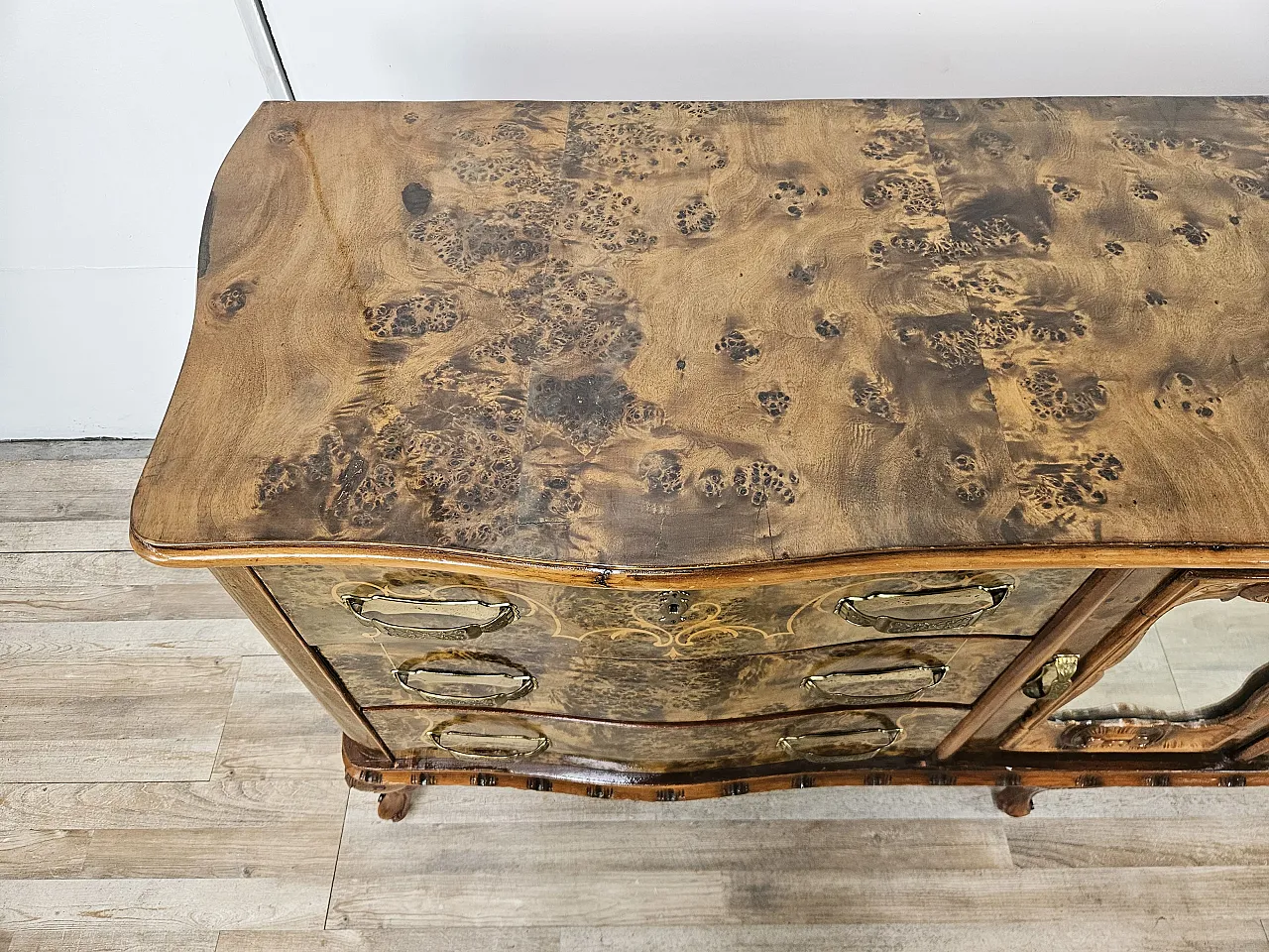 Cassettiera Chippendale sei cassetti e anta specchiata, anni '50 5