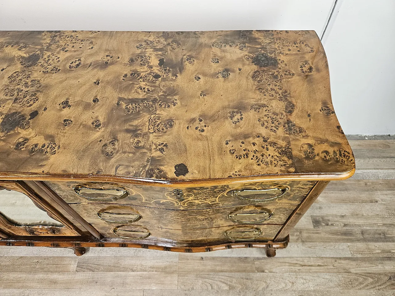 Cassettiera Chippendale sei cassetti e anta specchiata, anni '50 7