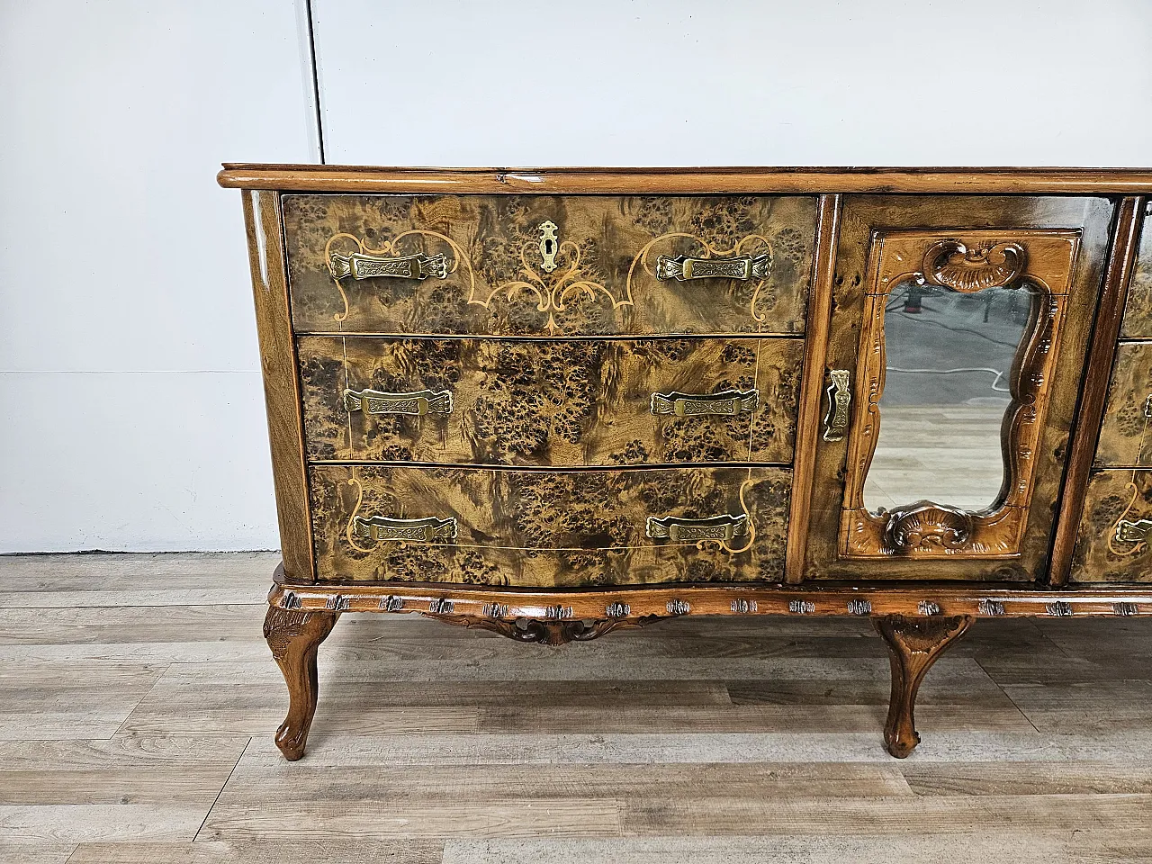 Cassettiera Chippendale sei cassetti e anta specchiata, anni '50 9