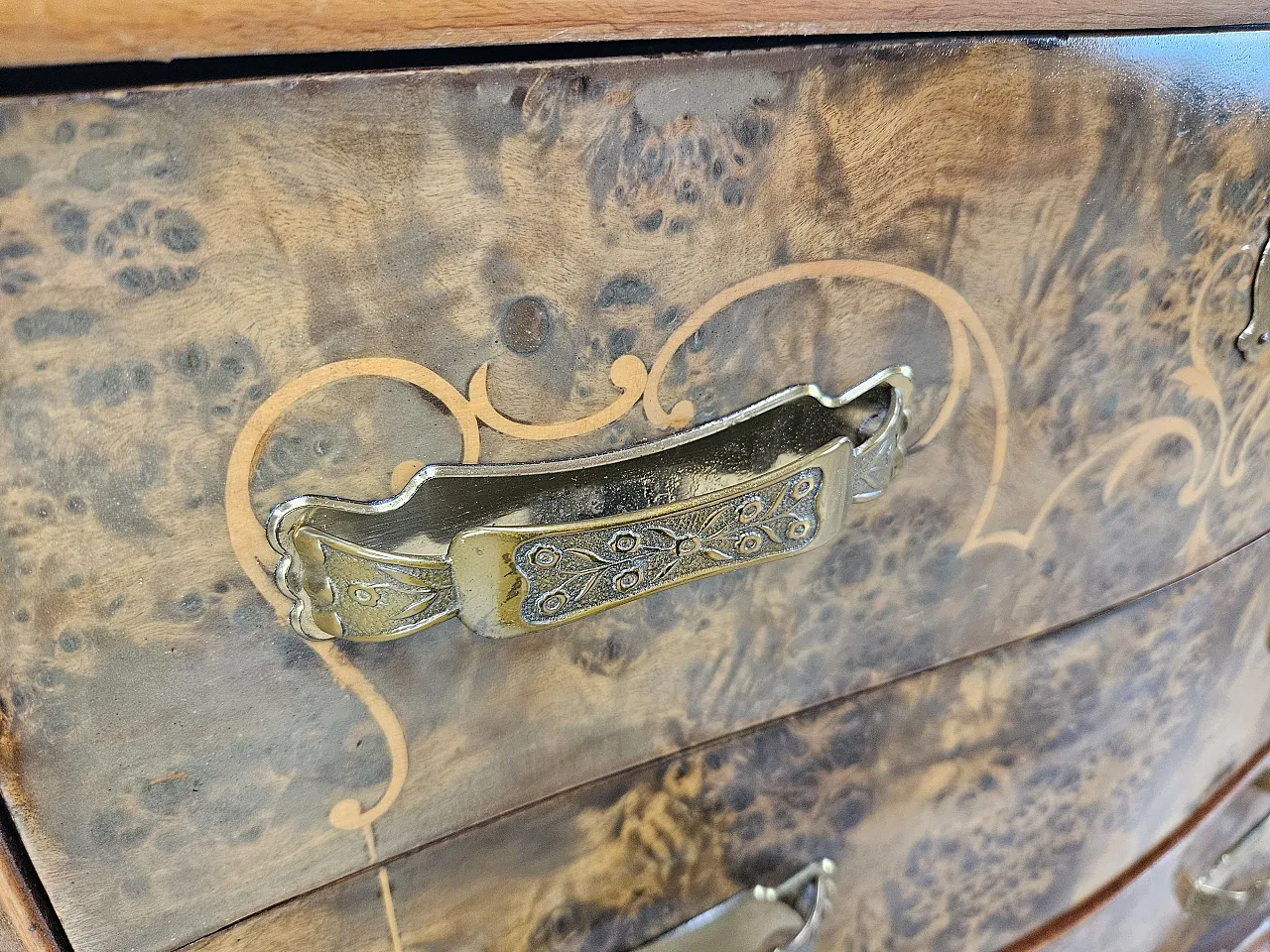 Cassettiera Chippendale sei cassetti e anta specchiata, anni '50 10