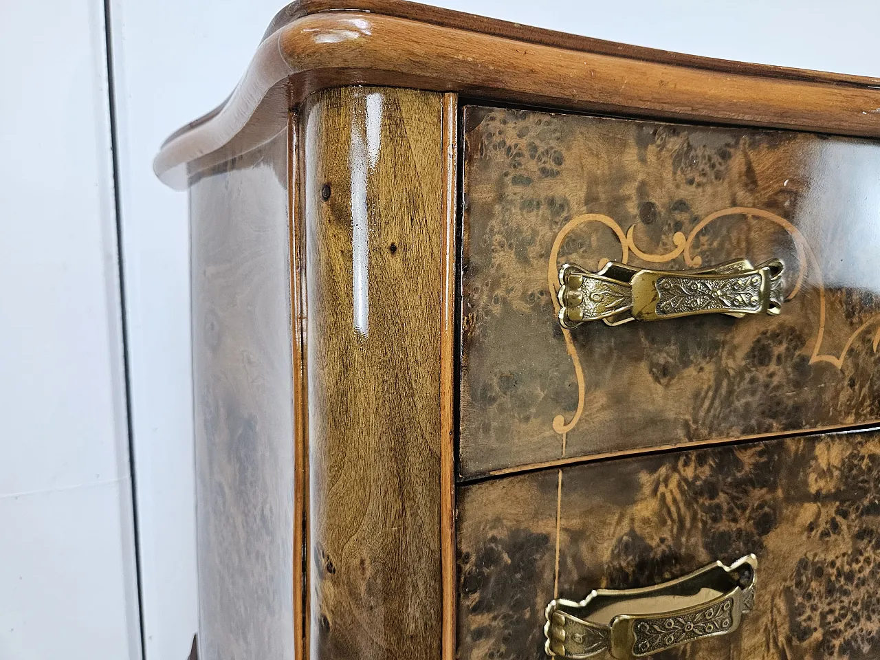 Cassettiera Chippendale sei cassetti e anta specchiata, anni '50 11