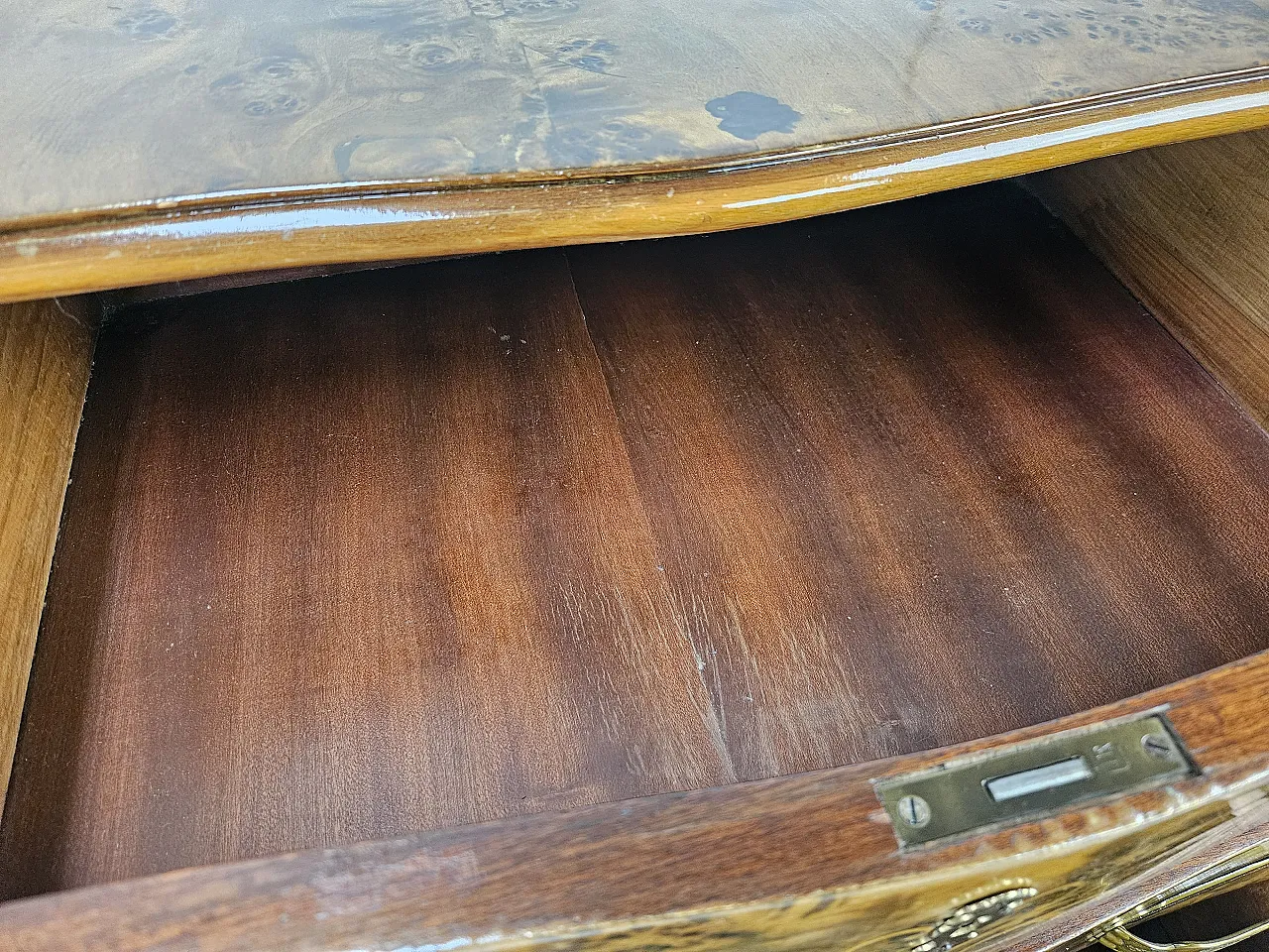 Cassettiera Chippendale sei cassetti e anta specchiata, anni '50 13