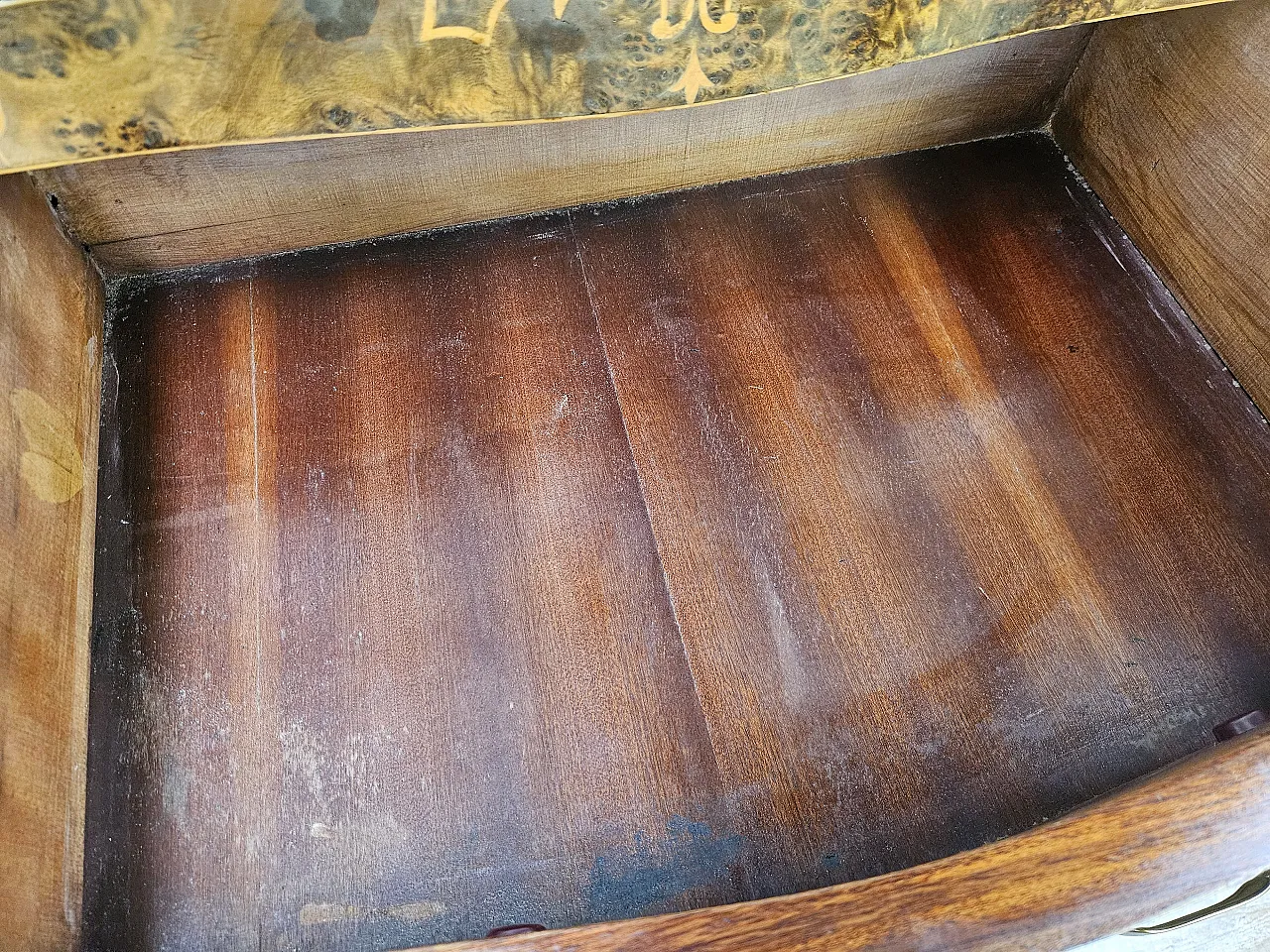 Cassettiera Chippendale sei cassetti e anta specchiata, anni '50 14