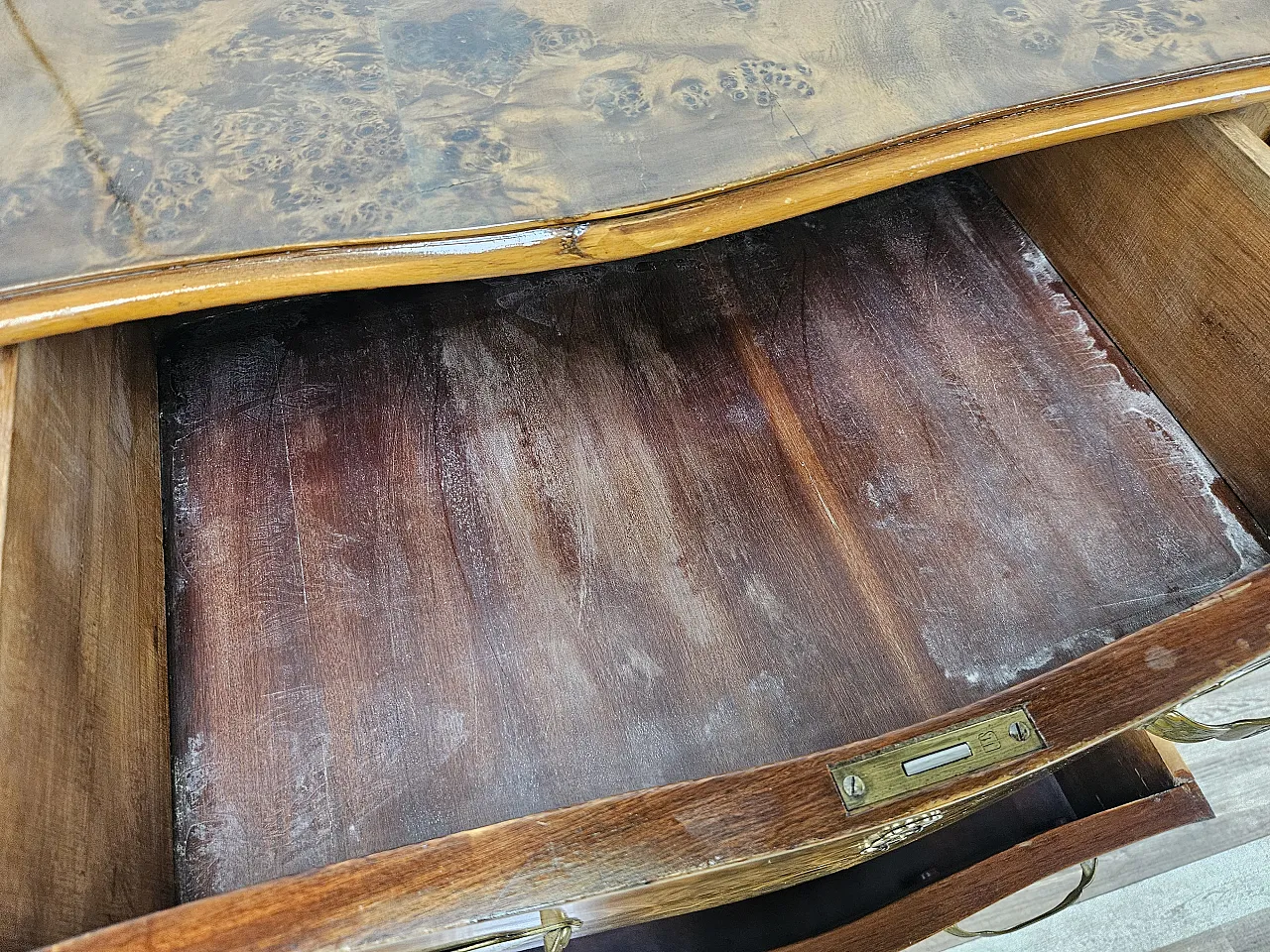Cassettiera Chippendale sei cassetti e anta specchiata, anni '50 16