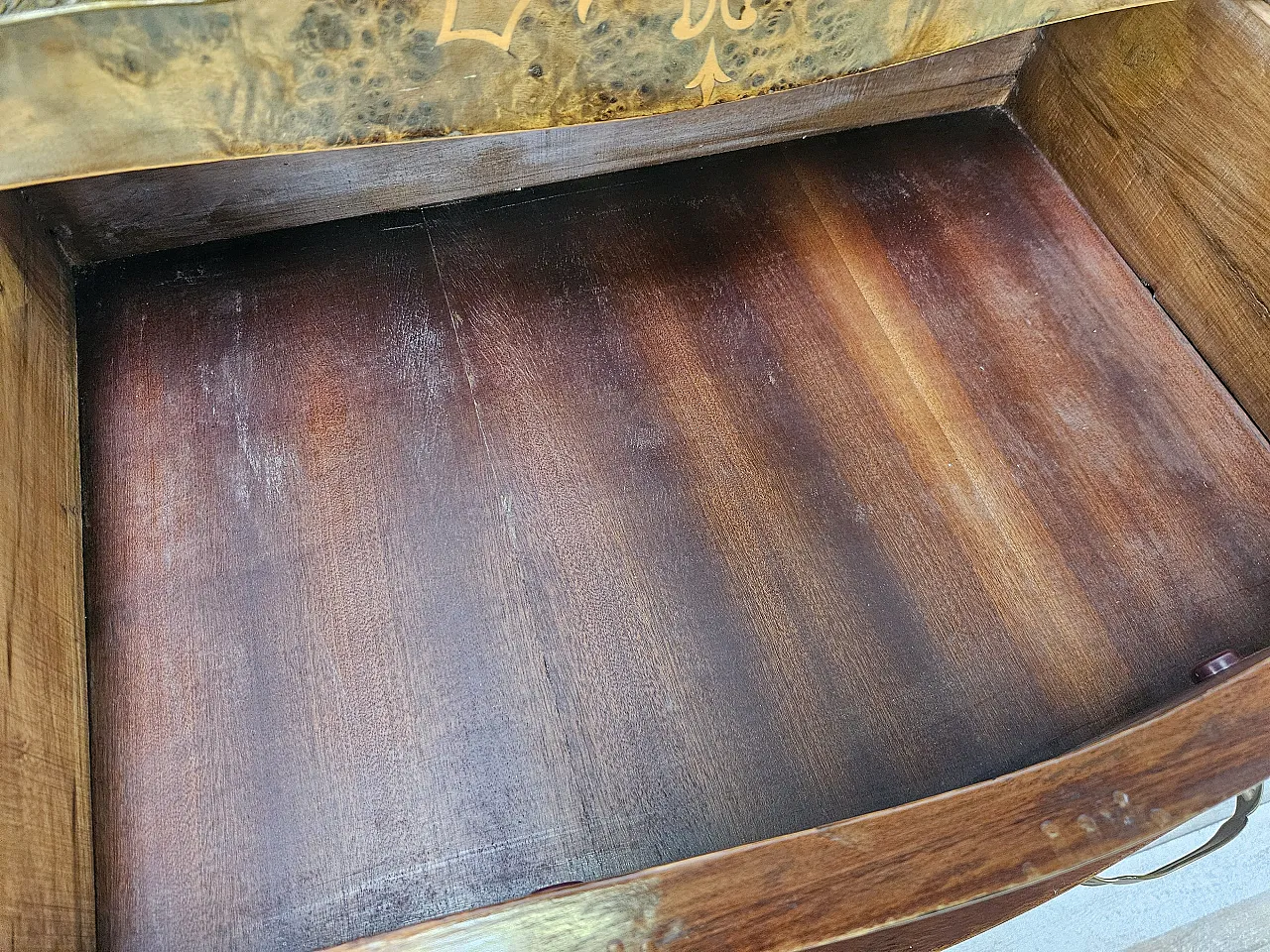Cassettiera Chippendale sei cassetti e anta specchiata, anni '50 17