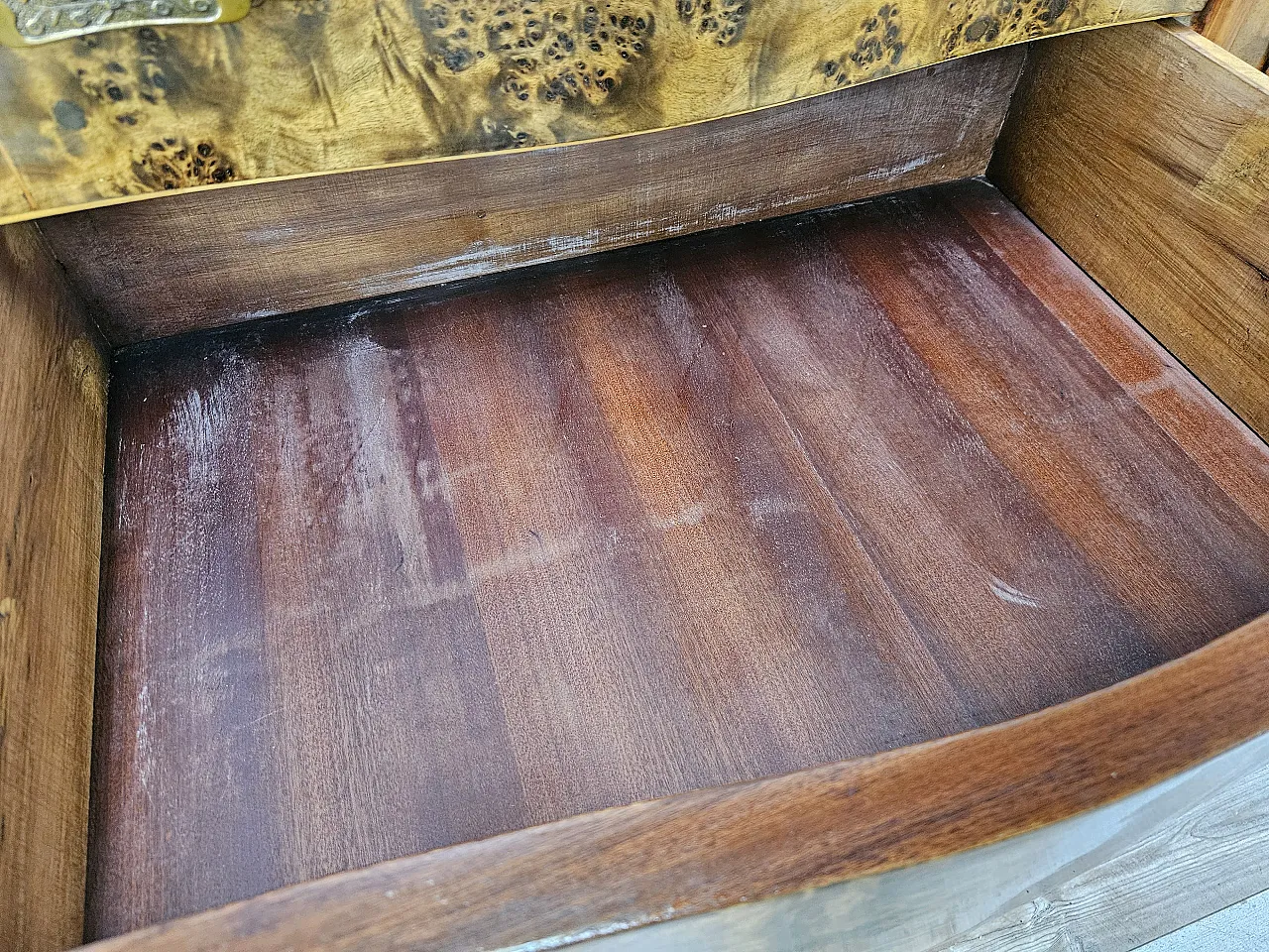 Cassettiera Chippendale sei cassetti e anta specchiata, anni '50 18