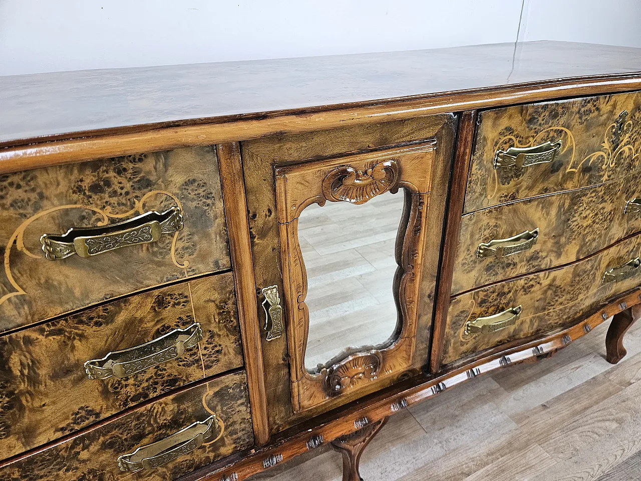 Cassettiera Chippendale sei cassetti e anta specchiata, anni '50 19