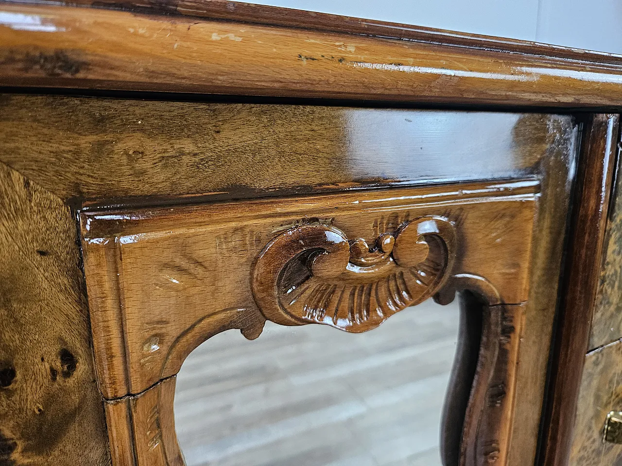Cassettiera Chippendale sei cassetti e anta specchiata, anni '50 20
