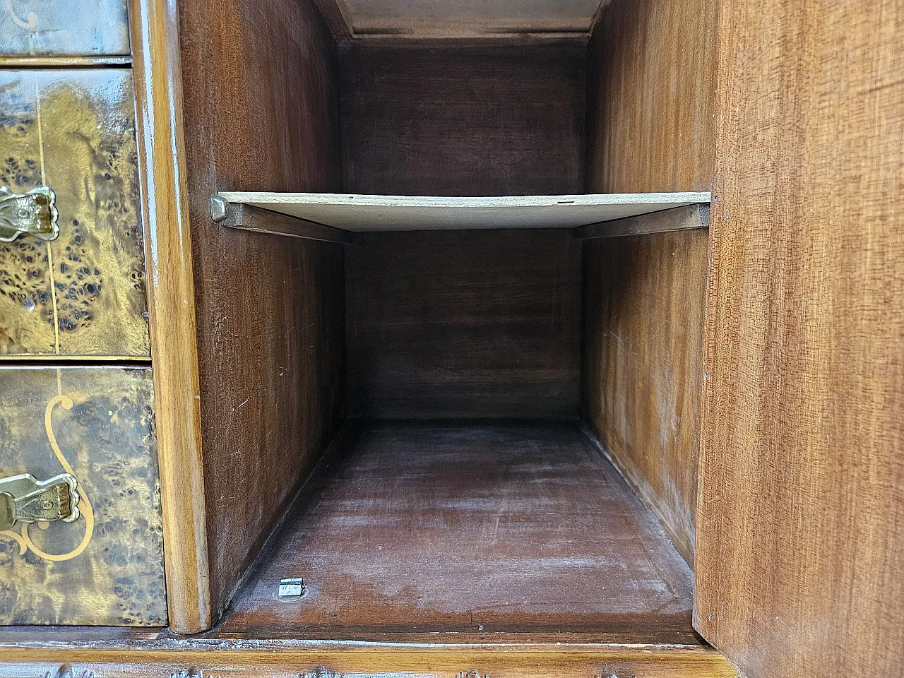 Cassettiera Chippendale sei cassetti e anta specchiata, anni '50 24