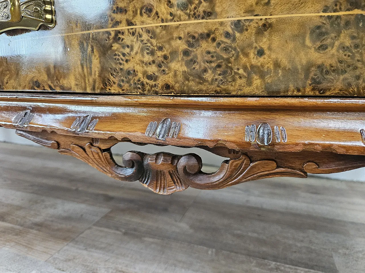 Cassettiera Chippendale sei cassetti e anta specchiata, anni '50 27