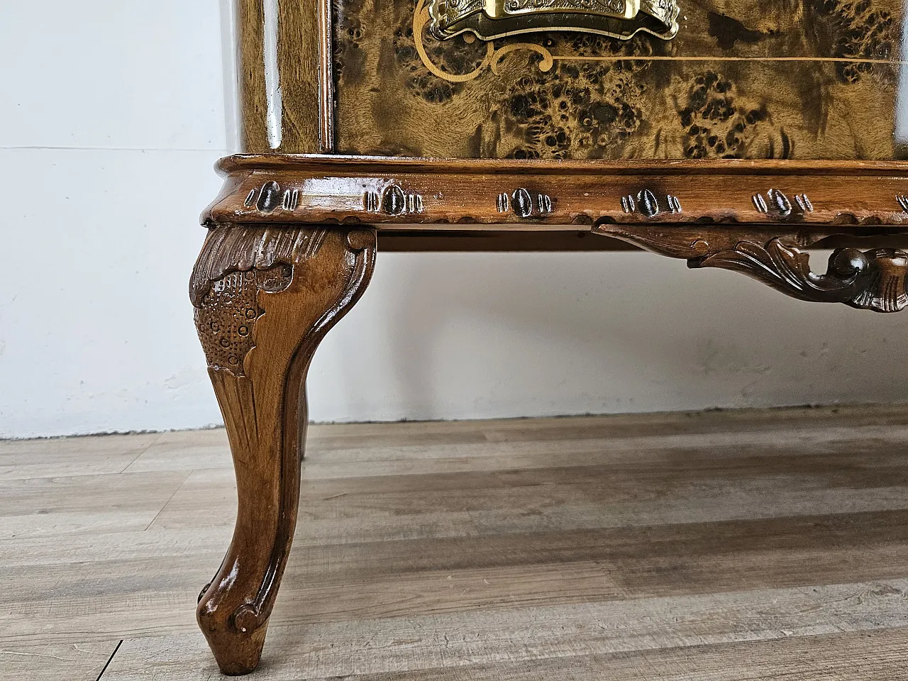 Cassettiera Chippendale sei cassetti e anta specchiata, anni '50 29