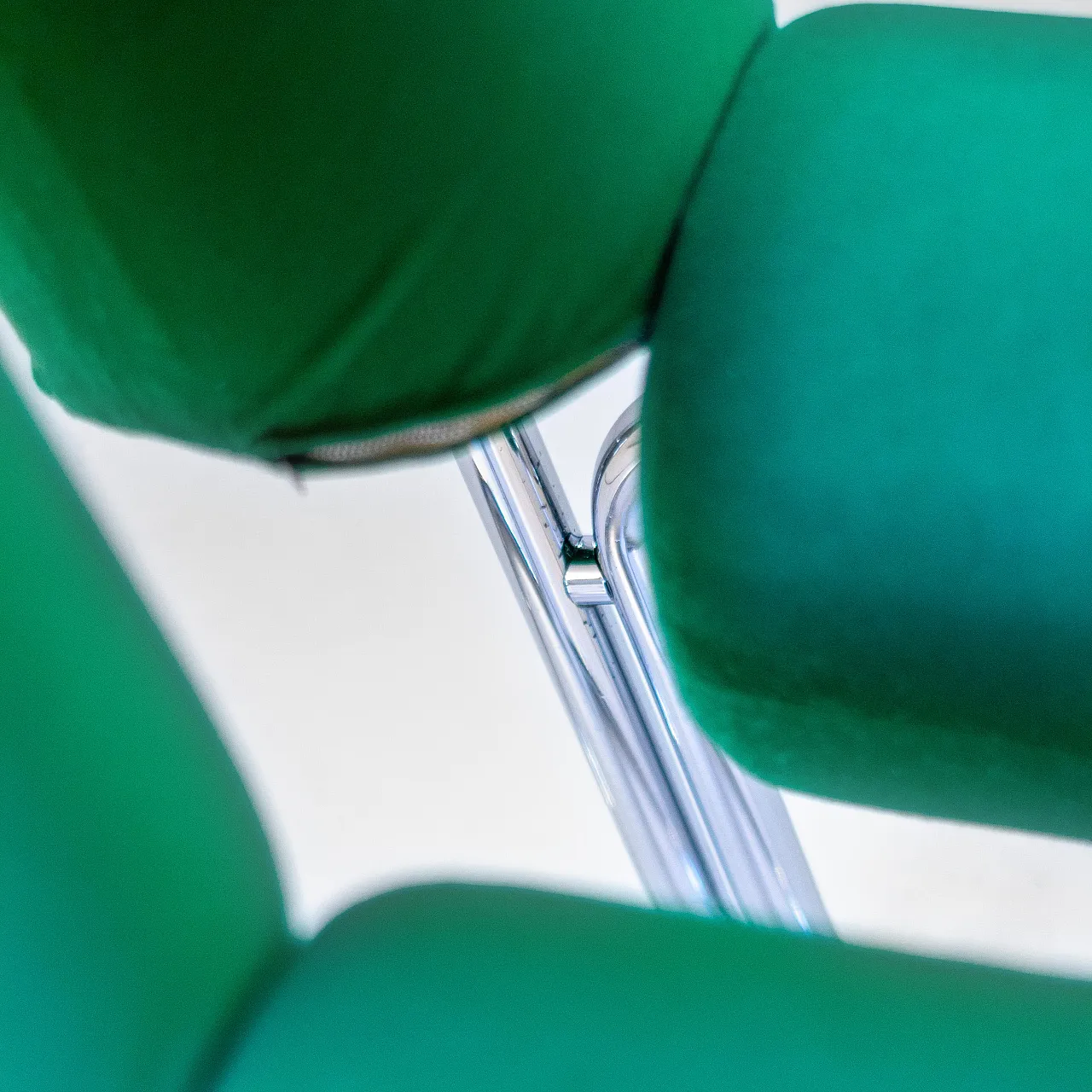 Sedia in stile Space Age in velluto verde e acciaio, Renato Zevi 8