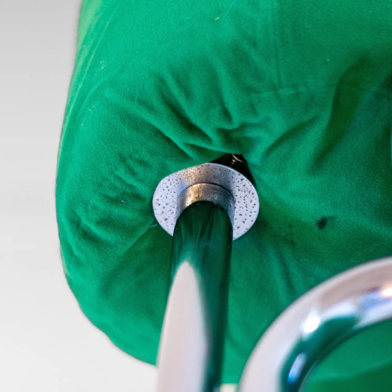 Sedia in stile Space Age in velluto verde e acciaio, Renato Zevi 9