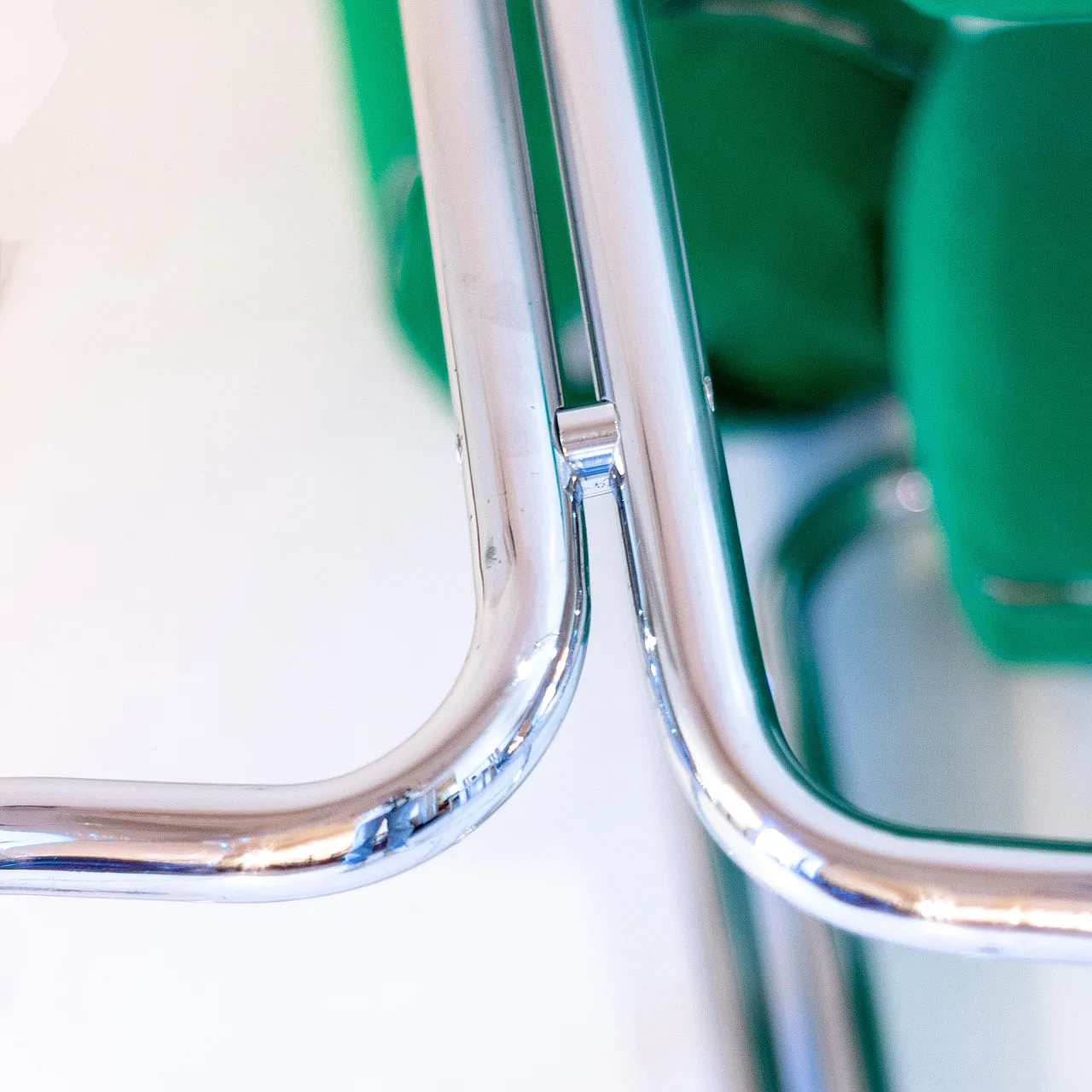 Sedia in stile Space Age in velluto verde e acciaio, Renato Zevi 13