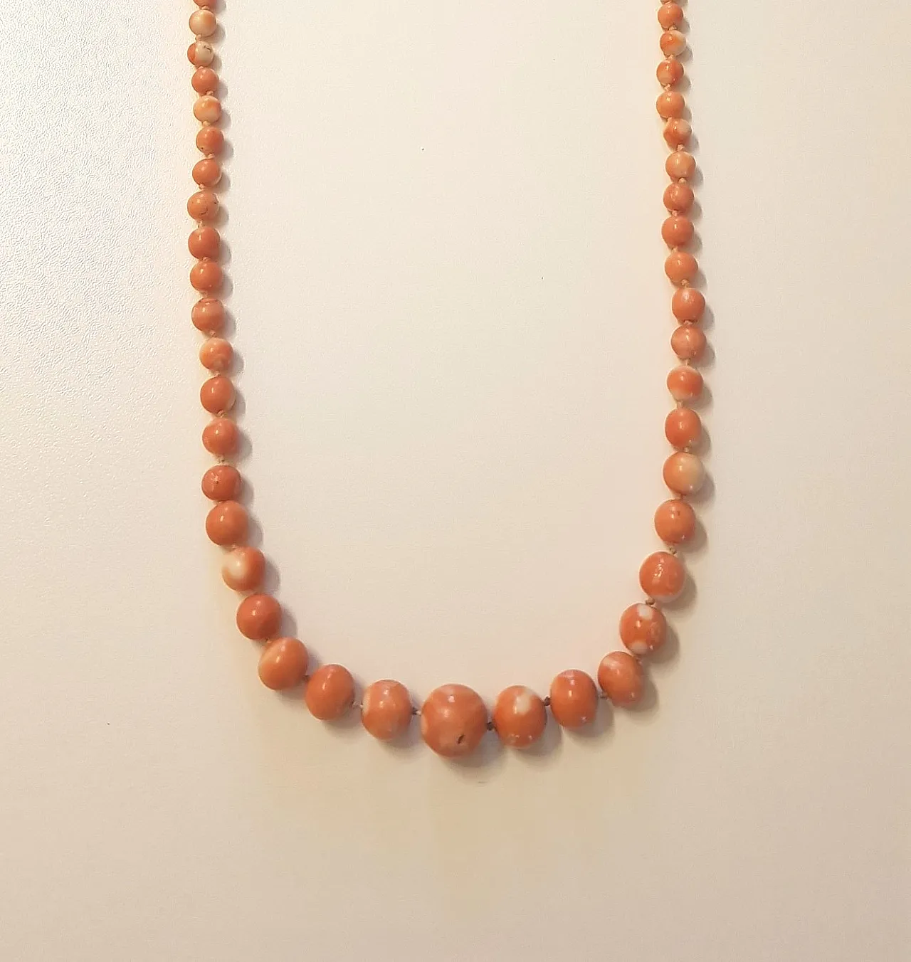 Coral necklace of the 1930s with silver closure 4