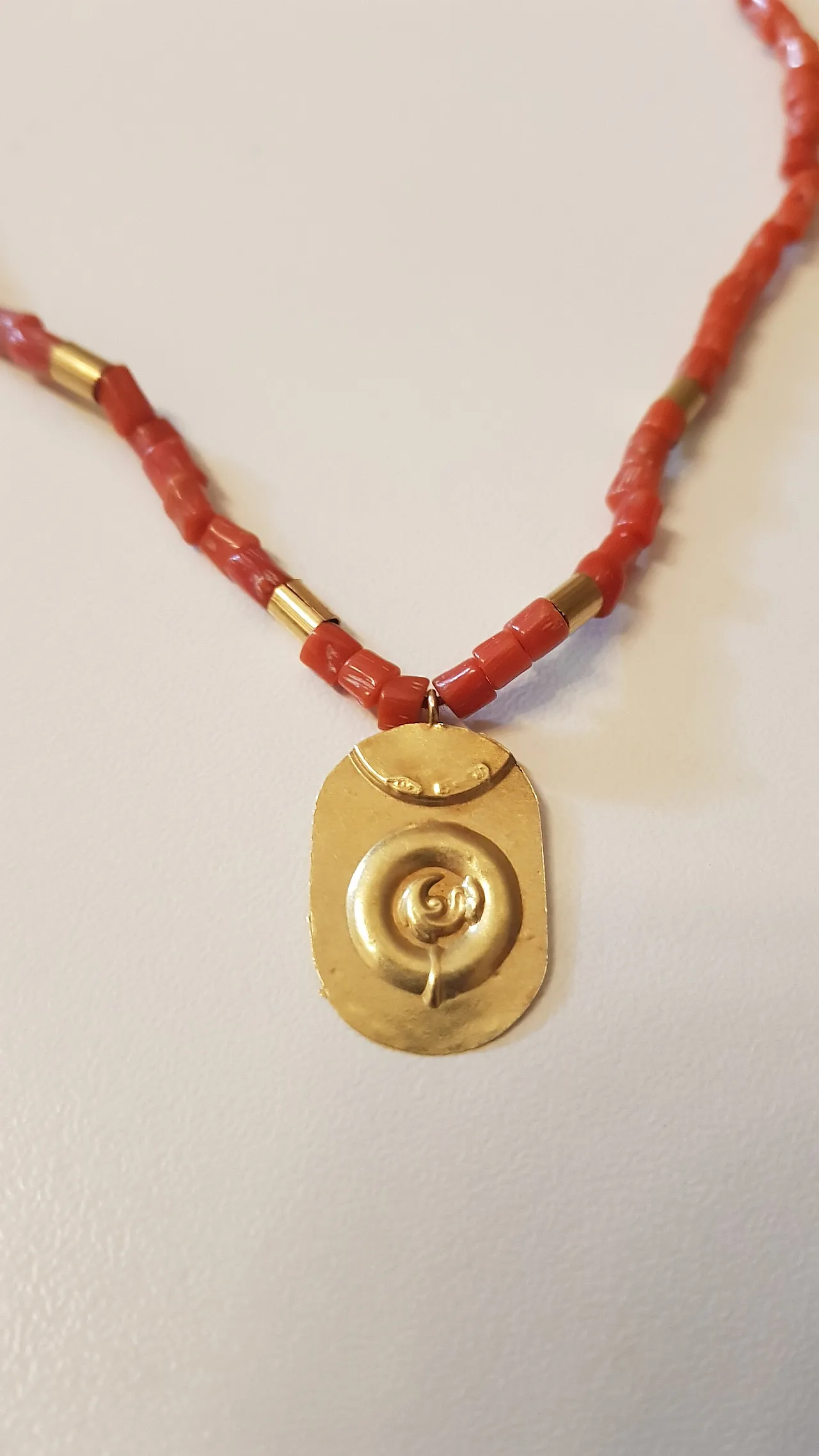 Coral crew necklace with 18kt gold pendant 4