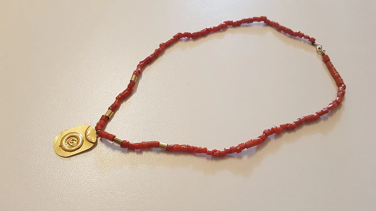 Coral crew necklace with 18kt gold pendant 6