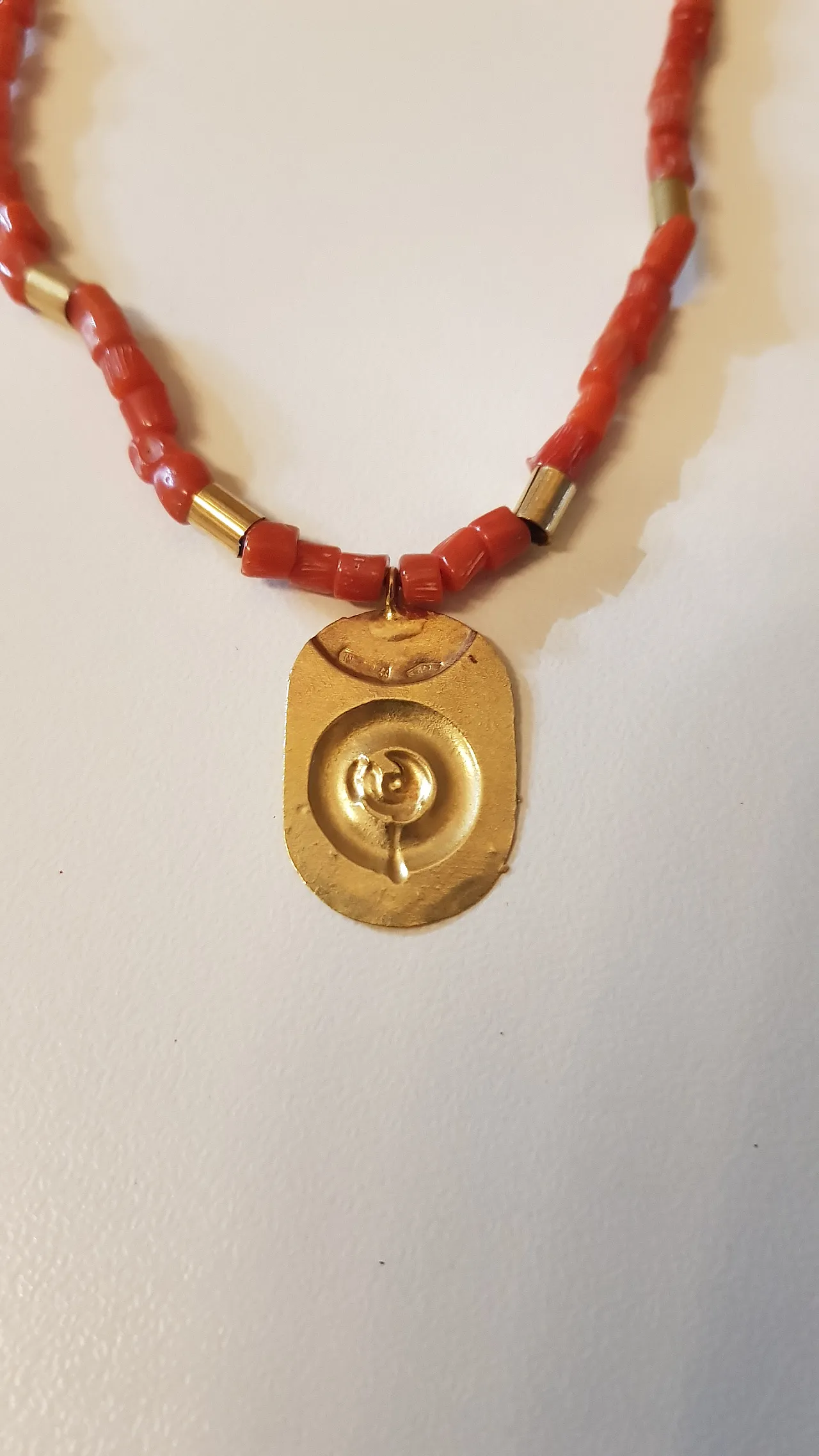 Coral crew necklace with 18kt gold pendant 7
