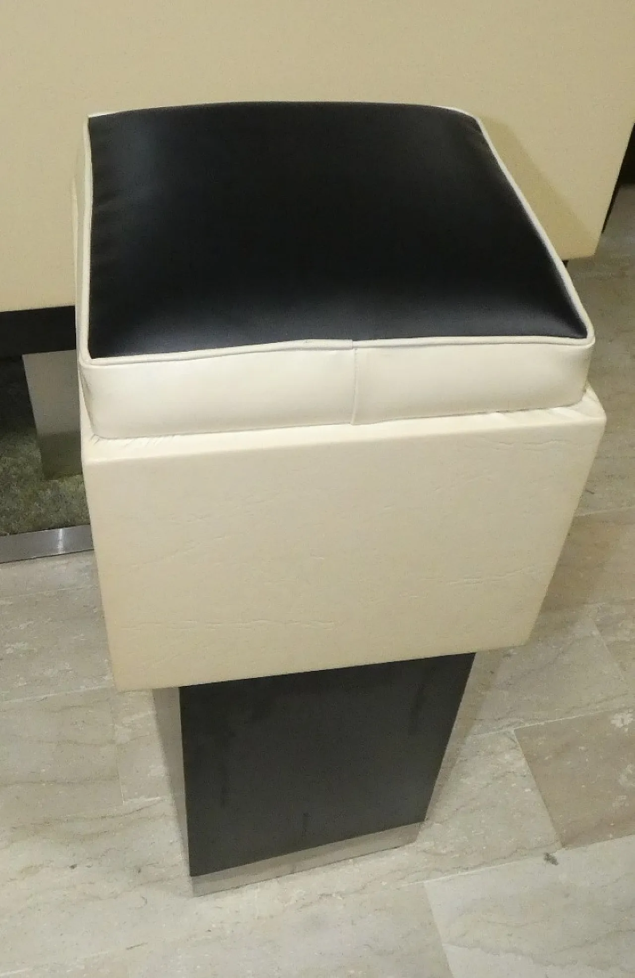 Mobile bar in legno e vinile di E. Sottsass, anni '70 37