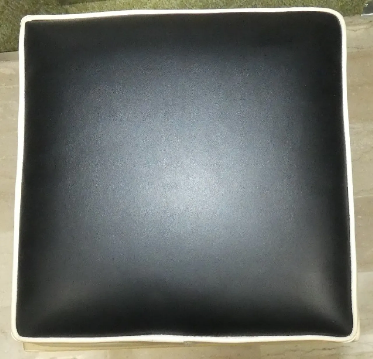 Mobile bar in legno e vinile di E. Sottsass, anni '70 38