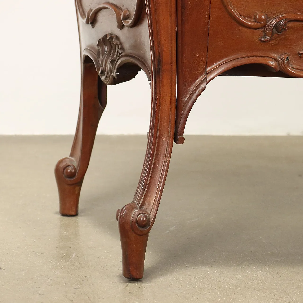 Vetrina in stile rococò in vetro e noce, '900 10