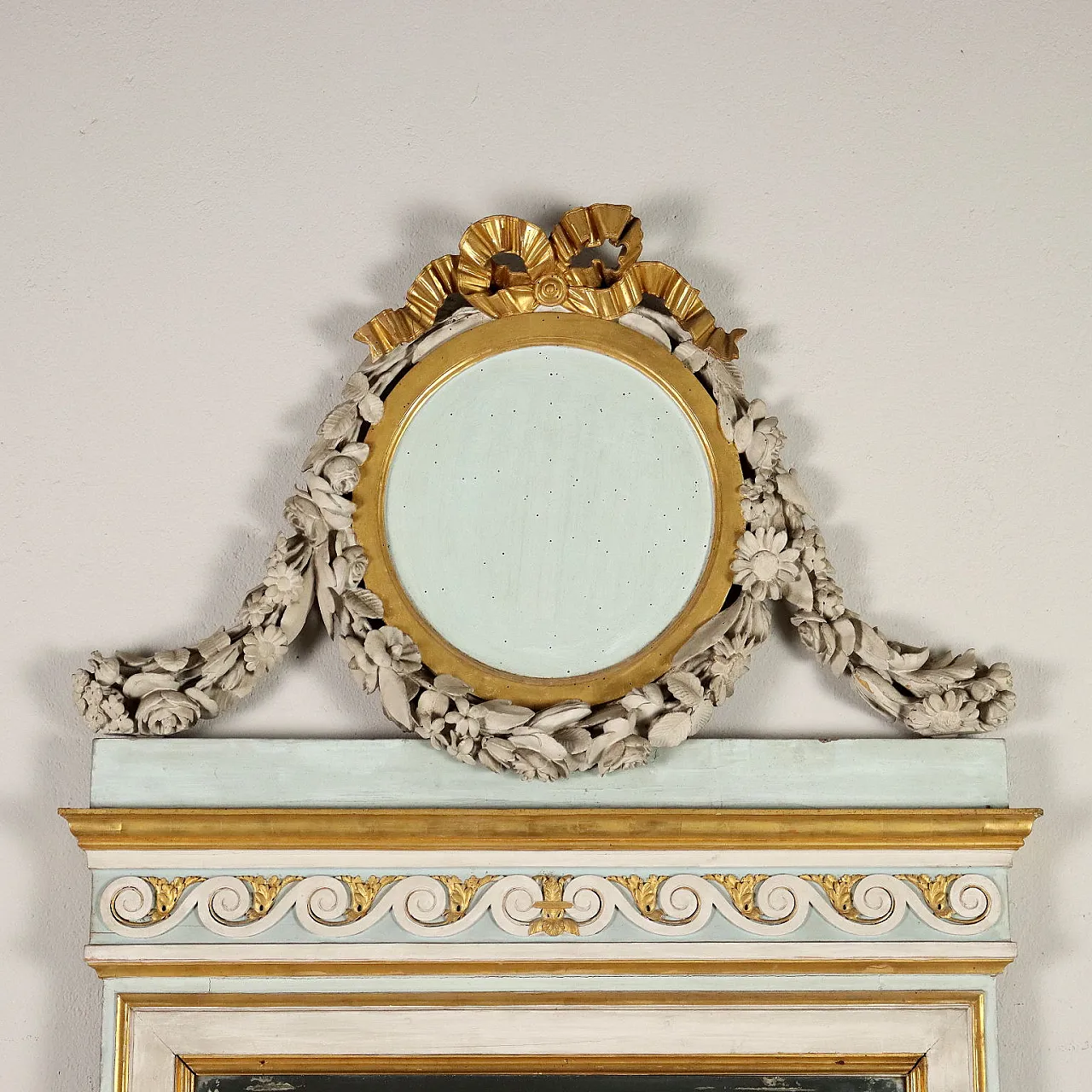 Specchio Neoclassico in legno intagliato, laccato e dorato, fine '700 3