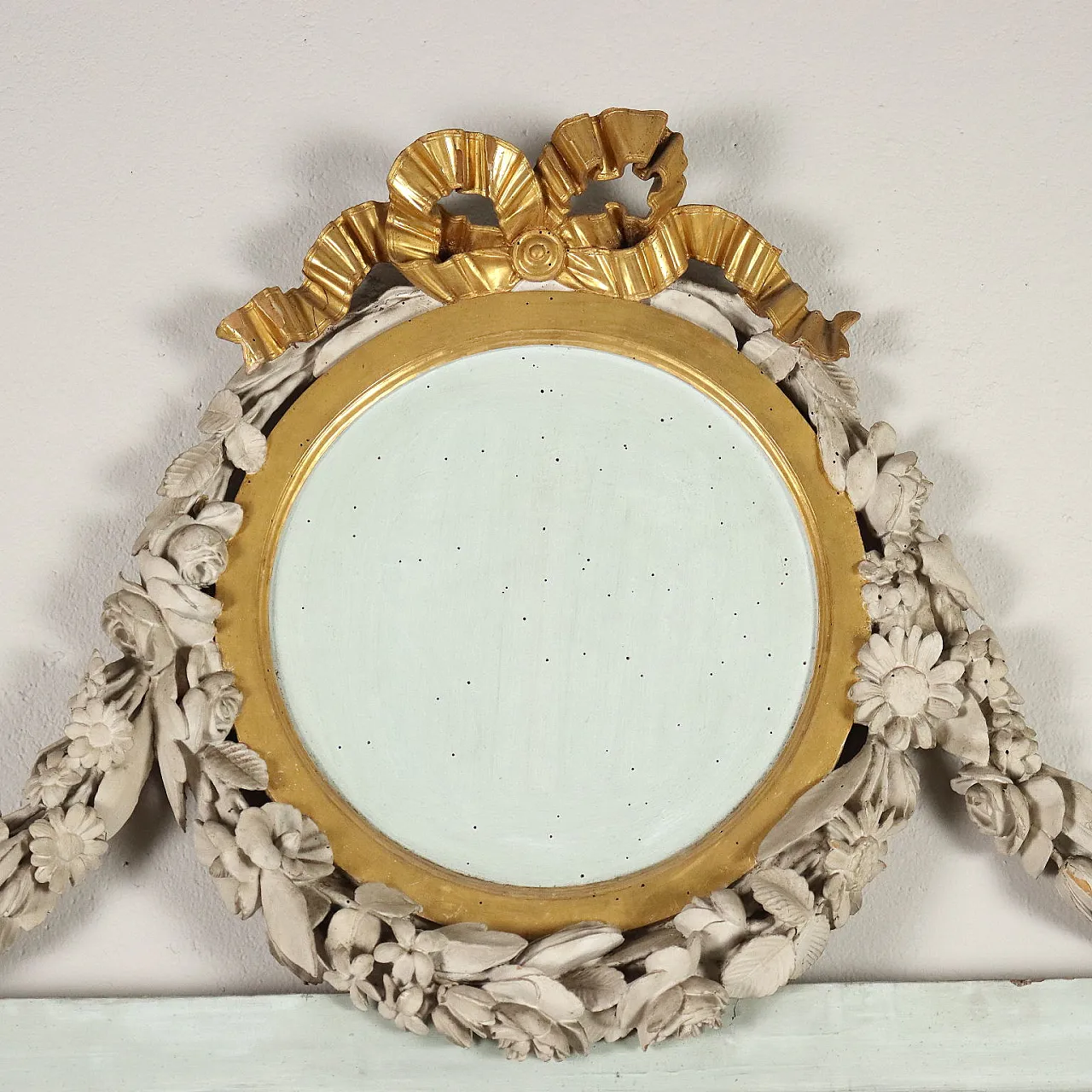 Specchio Neoclassico in legno intagliato, laccato e dorato, fine '700 4