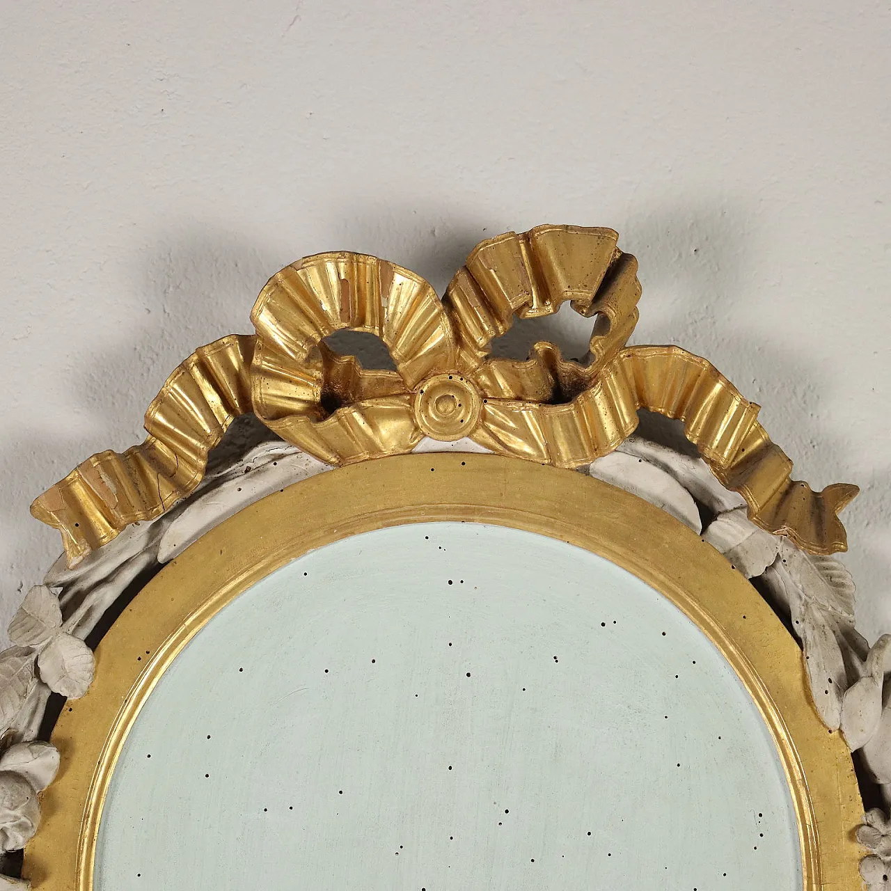 Specchio Neoclassico in legno intagliato, laccato e dorato, fine '700 5