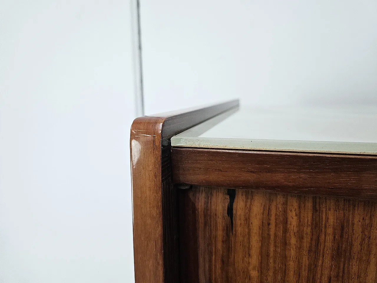 Mid Century showcase covered in mahogany with glass top 8