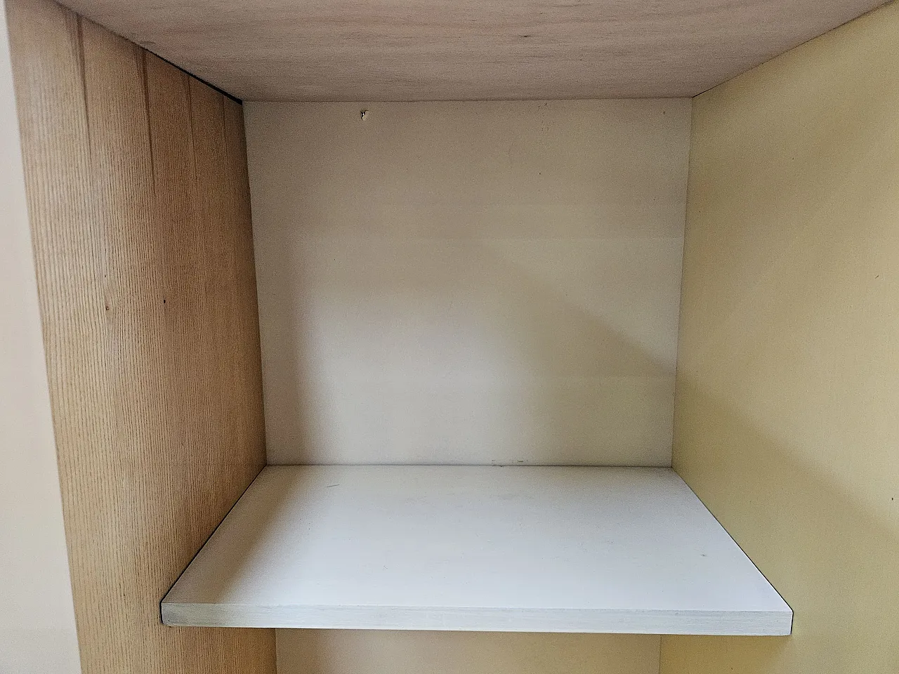 Mid Century showcase covered in mahogany with glass top 11