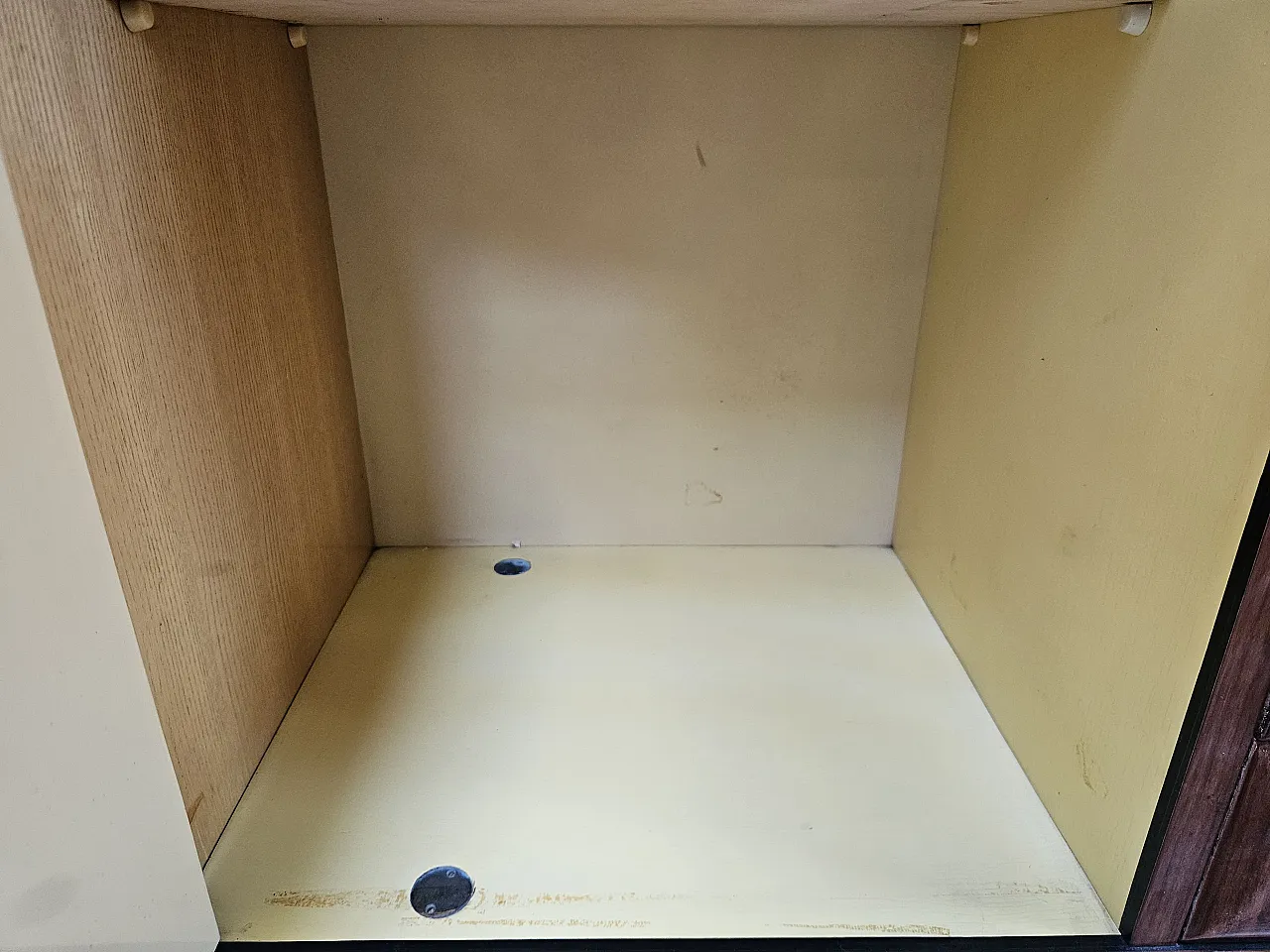 Mid Century showcase covered in mahogany with glass top 12