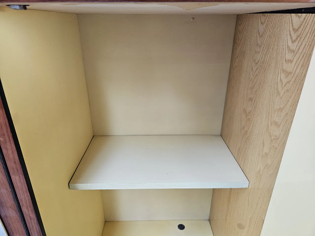 Mid Century showcase covered in mahogany with glass top 14