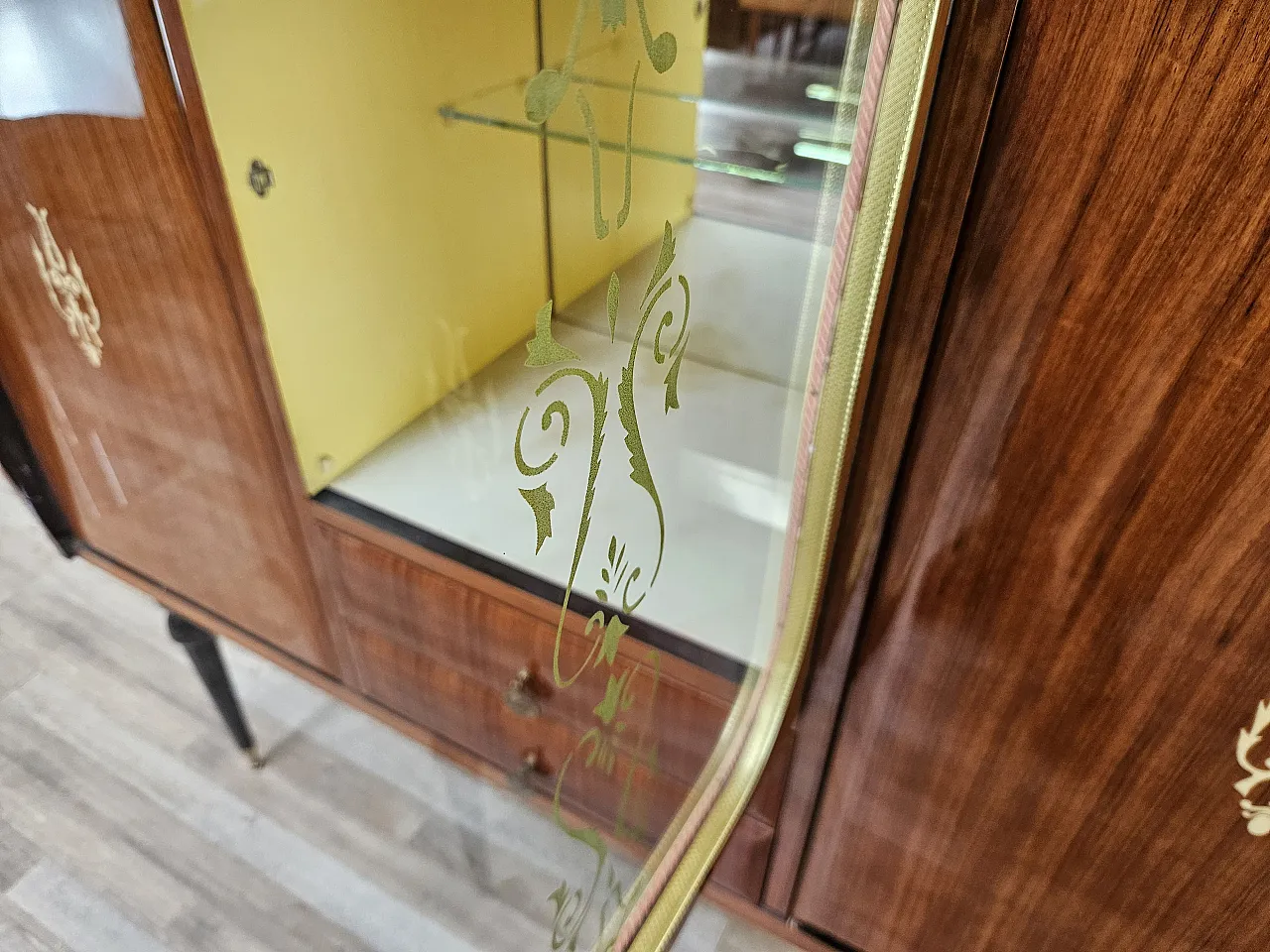 Mid Century showcase covered in mahogany with glass top 17