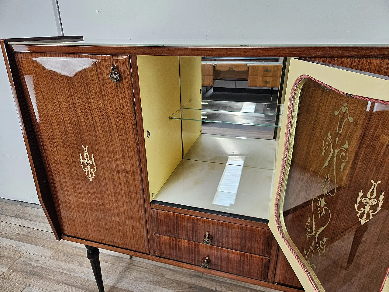 Mid Century showcase covered in mahogany with glass top 18