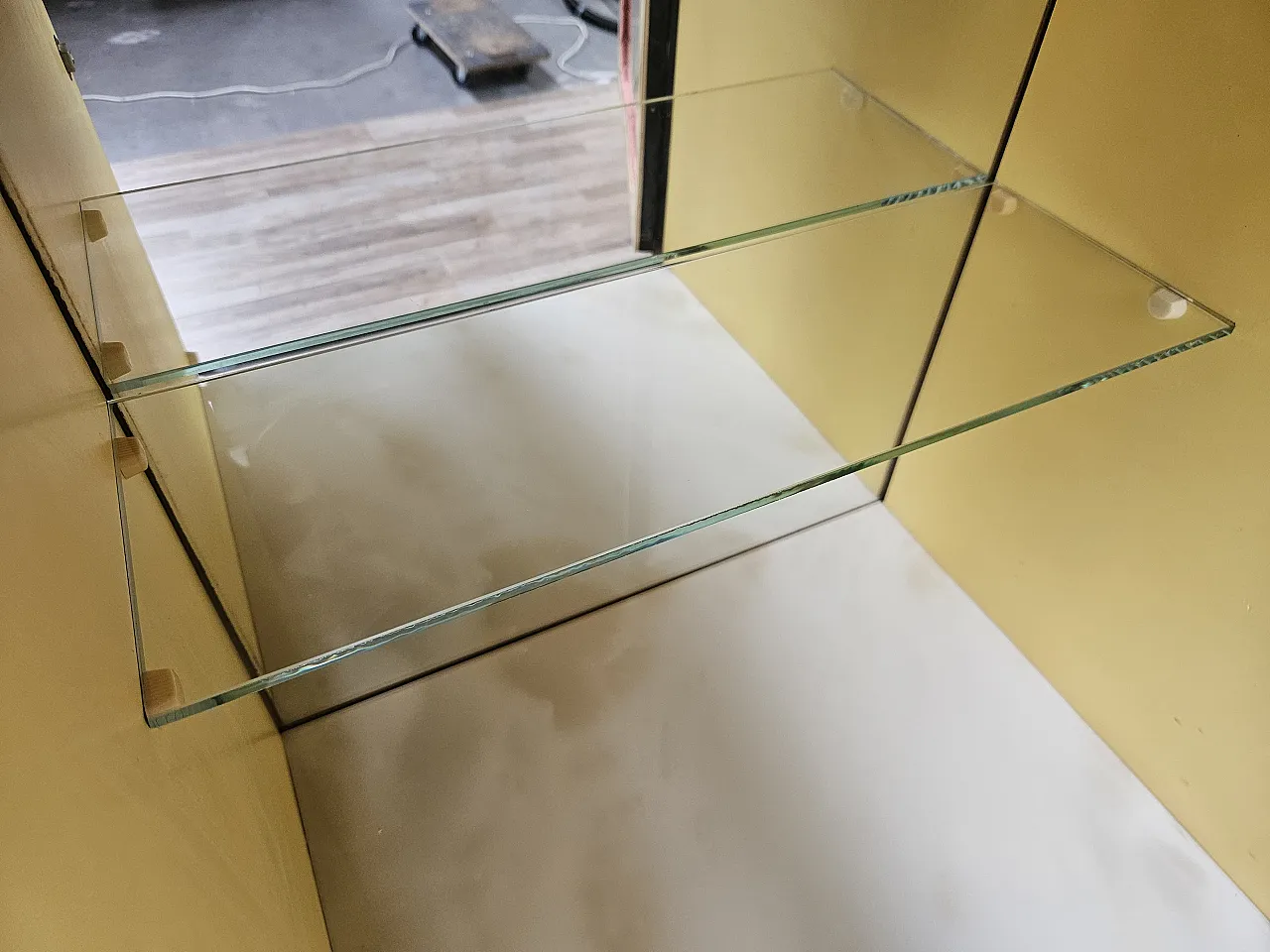 Mid Century showcase covered in mahogany with glass top 20