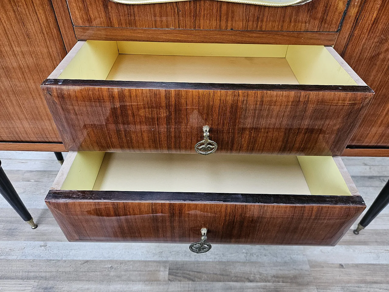 Mid Century showcase covered in mahogany with glass top 21