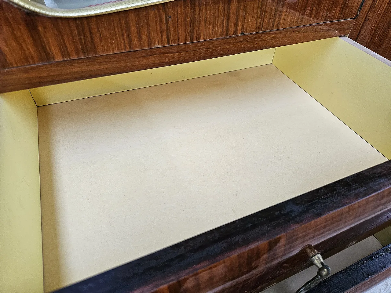 Mid Century showcase covered in mahogany with glass top 22