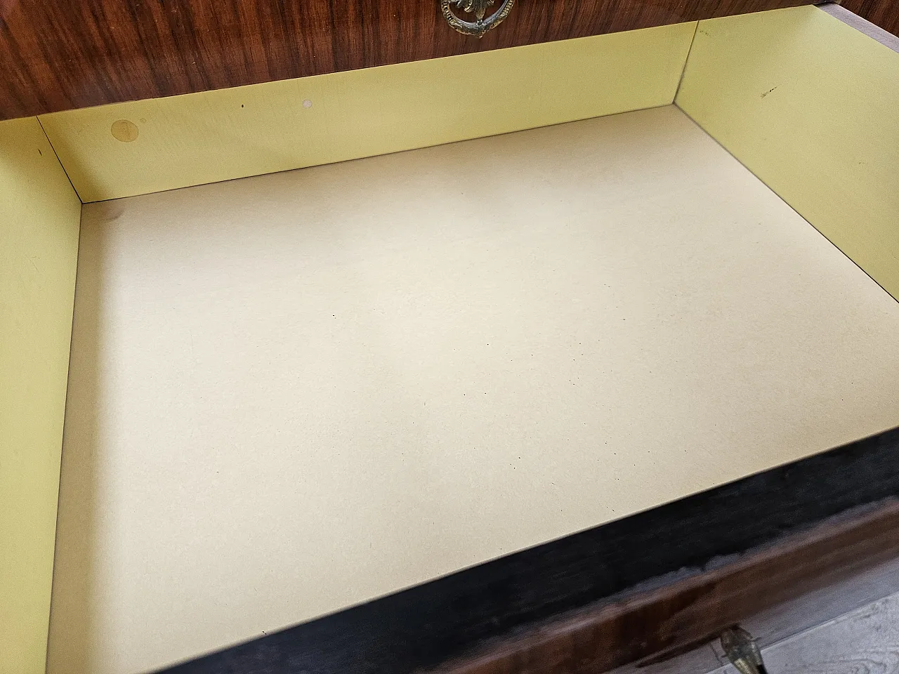 Mid Century showcase covered in mahogany with glass top 23