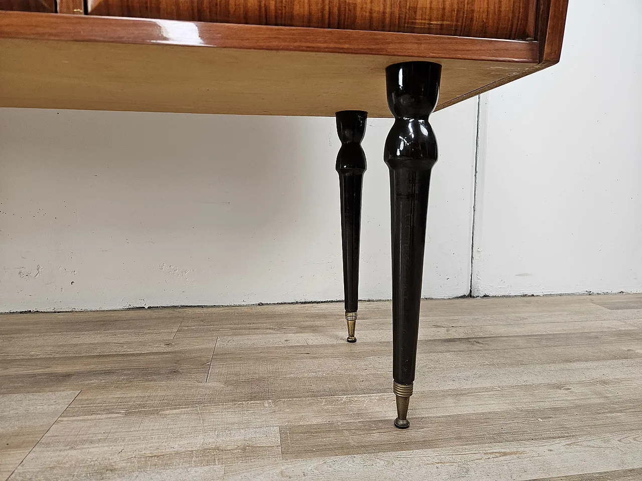 Mid Century showcase covered in mahogany with glass top 24