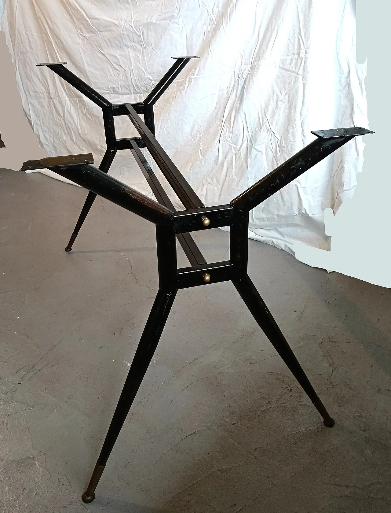 Table with bras feet, 50s 10