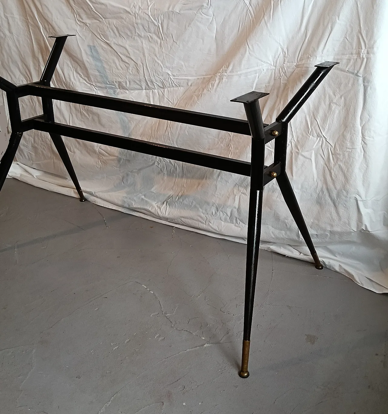 Table with bras feet, 50s 12