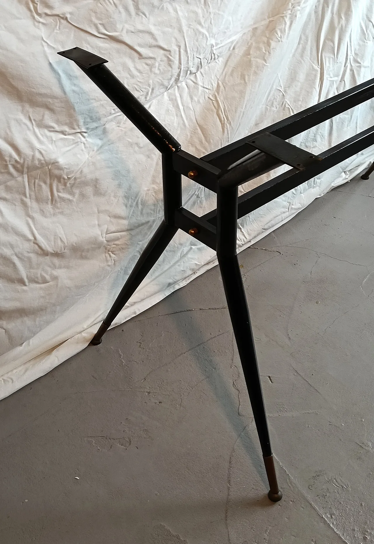 Table with bras feet, 50s 13