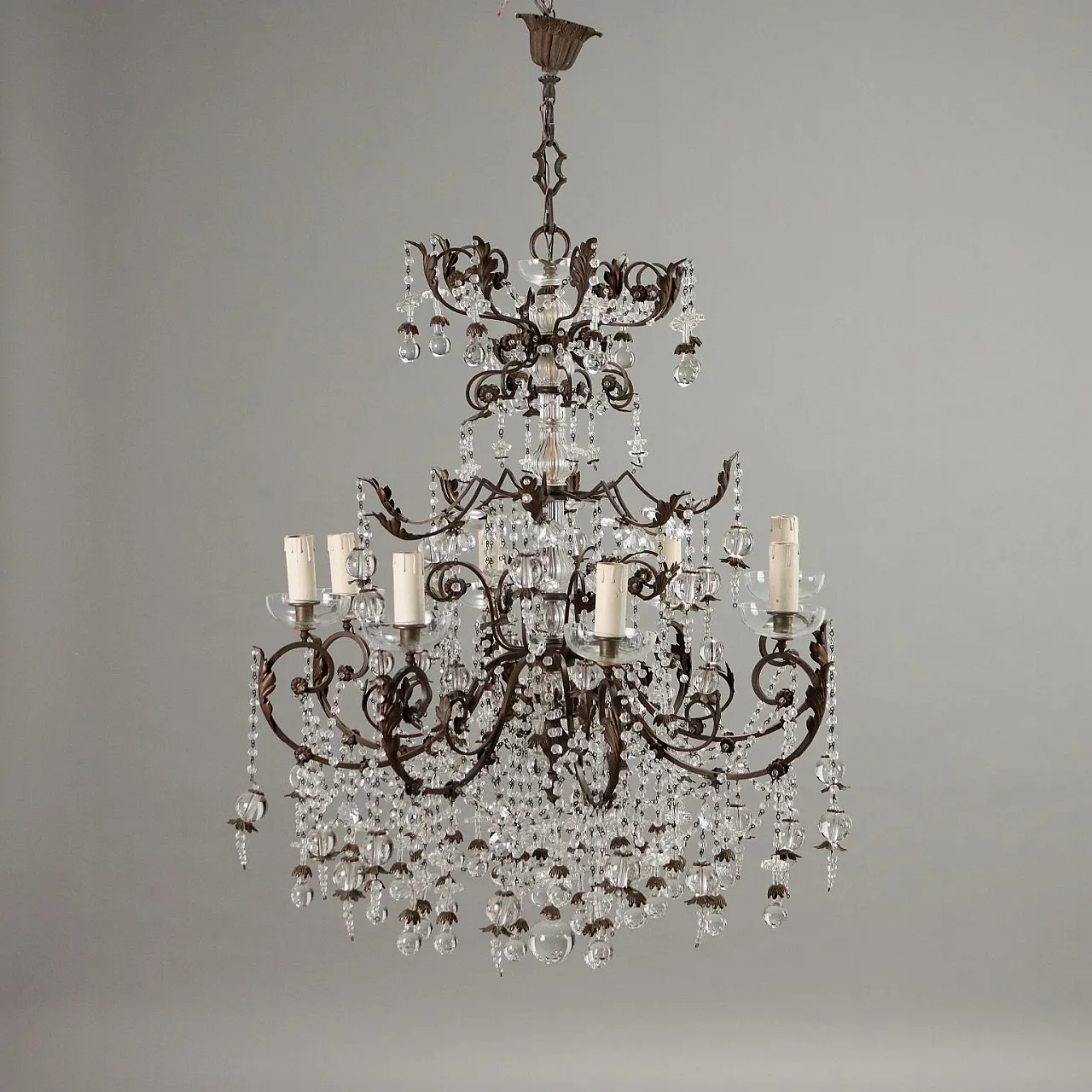 Lampadario a 8 luci in ottone brunito e decorazioni in vetro, '900 1