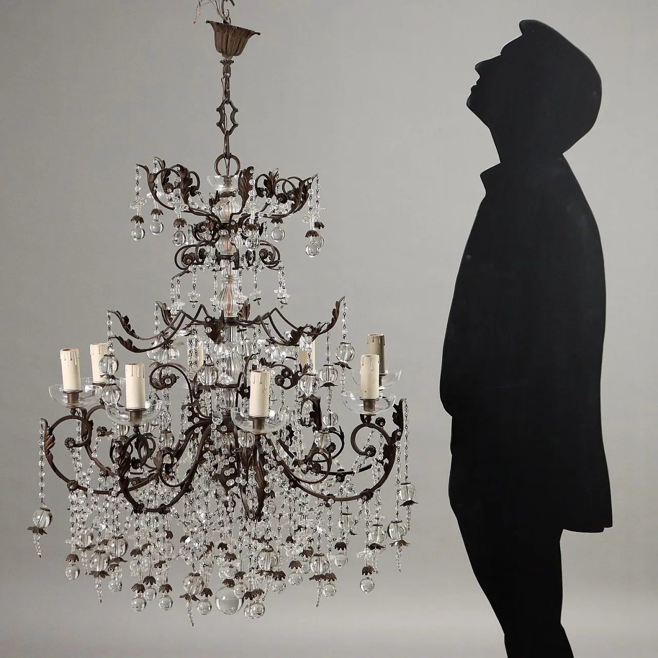 Lampadario a 8 luci in ottone brunito e decorazioni in vetro, '900 2