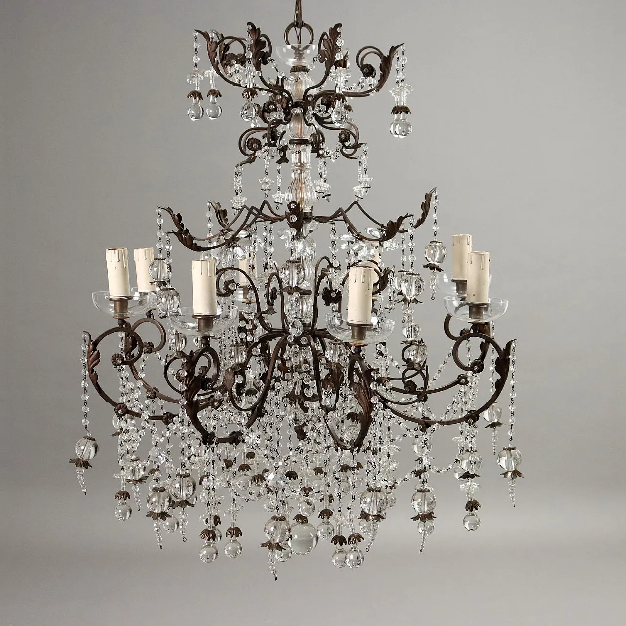 Lampadario a 8 luci in ottone brunito e decorazioni in vetro, '900 3