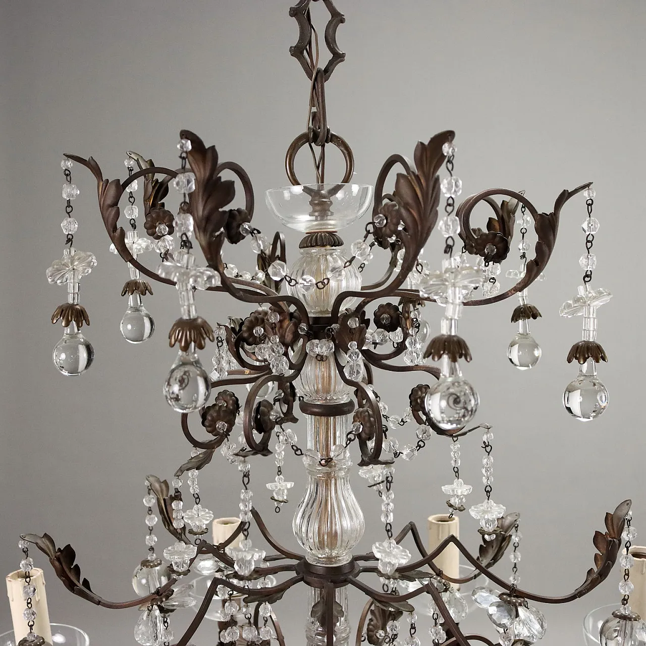 Lampadario a 8 luci in ottone brunito e decorazioni in vetro, '900 4