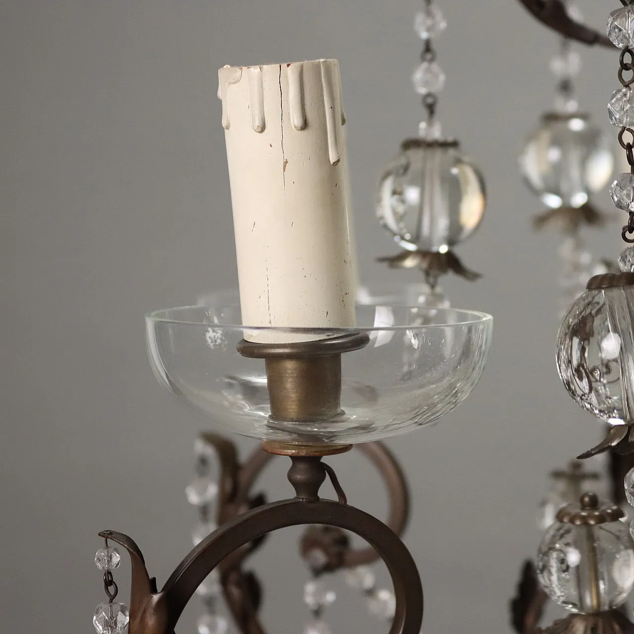 Lampadario a 8 luci in ottone brunito e decorazioni in vetro, '900 5