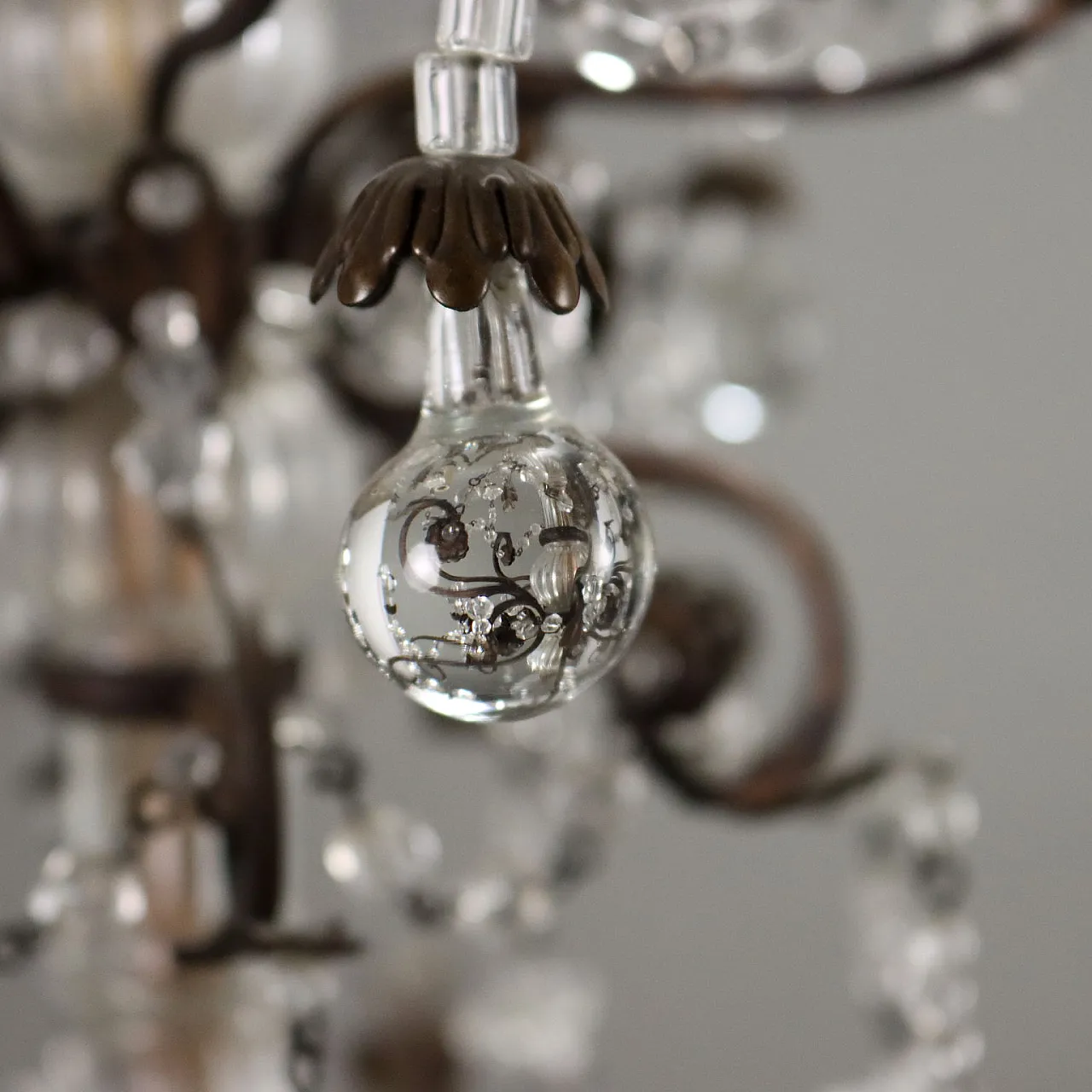 Lampadario a 8 luci in ottone brunito e decorazioni in vetro, '900 6