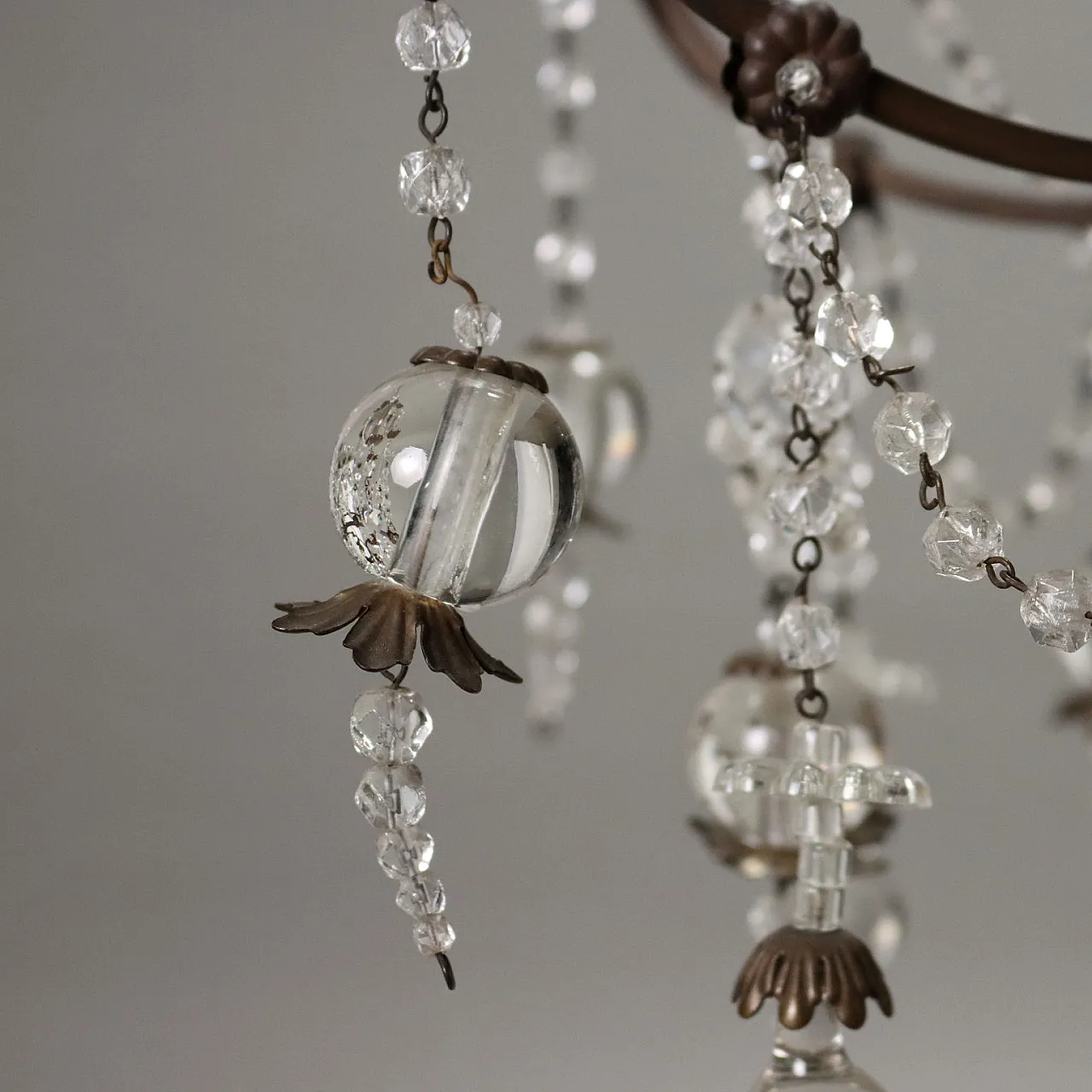 Lampadario a 8 luci in ottone brunito e decorazioni in vetro, '900 7